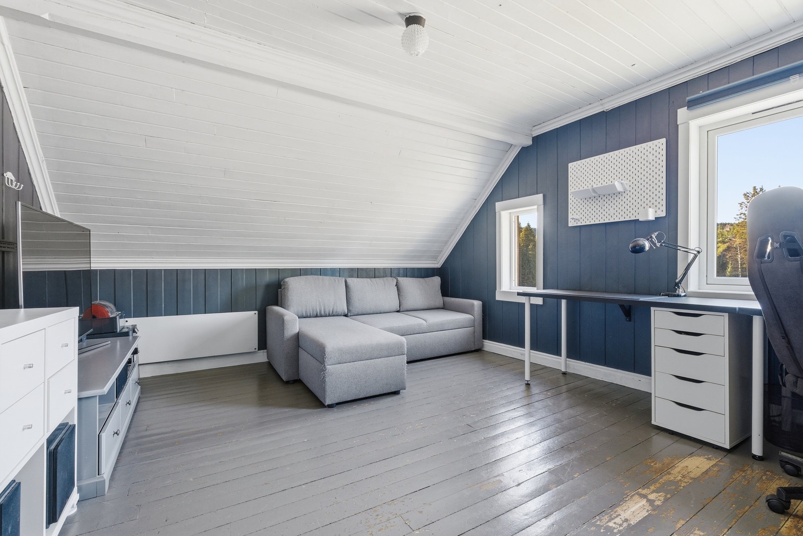 Stort soverom i 2. etasje med originale tregulv og fin utsikt. Galleribilde