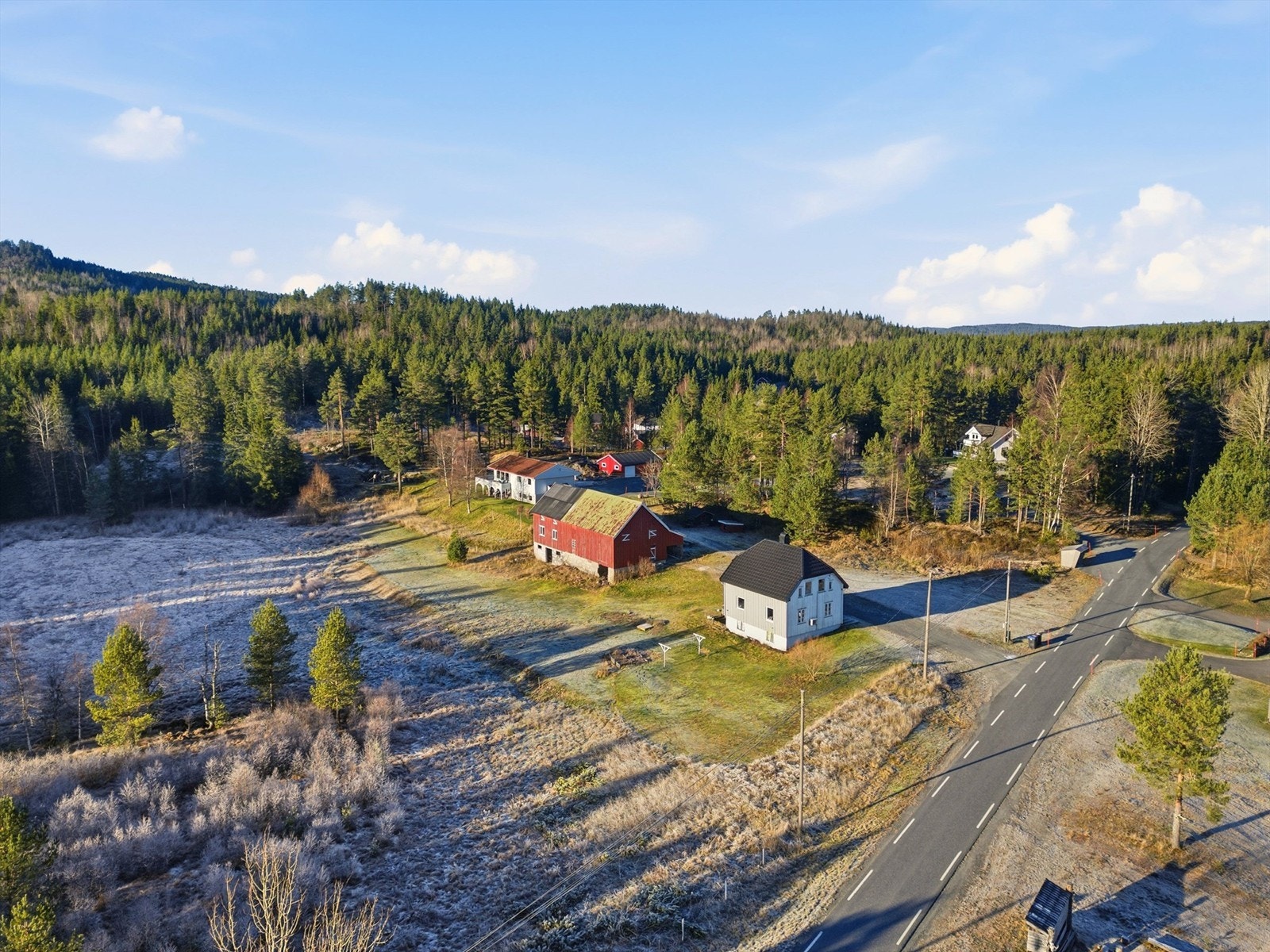 Landlig idyll med stor tomt. Eiendommen har rett over 41 dekar, inkludert begge parseller som medfølger i handelen. Galleribilde