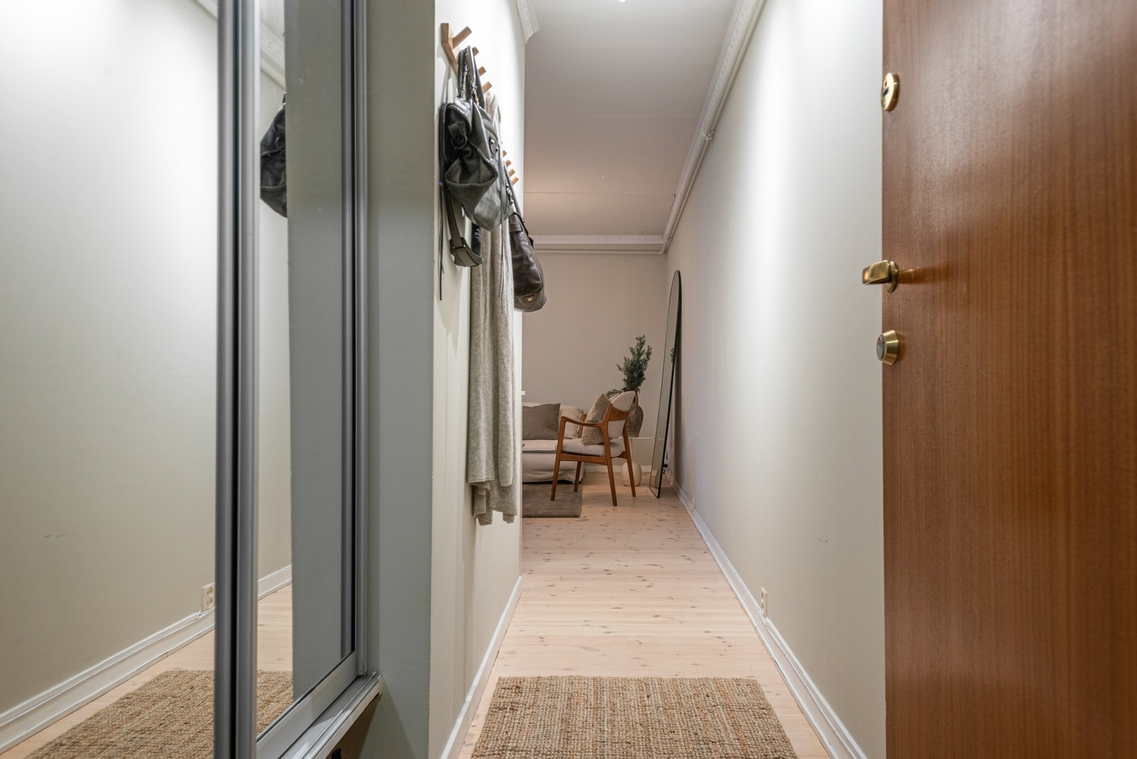 Det er godt med plass i garderobeskap i gangen. Galleribilde