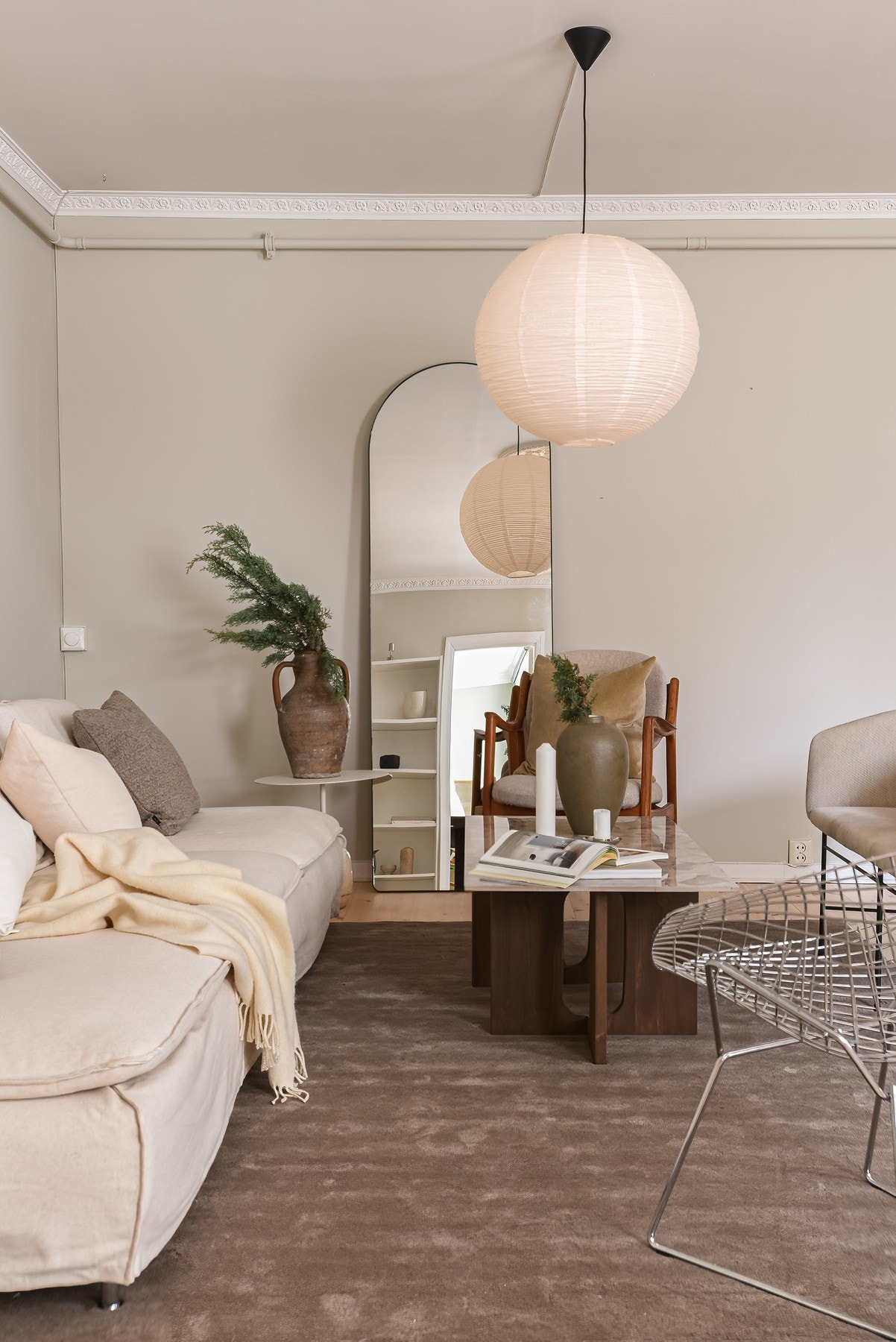 Overflater i boligen er nymalt i delikate fargetoner. Galleribilde