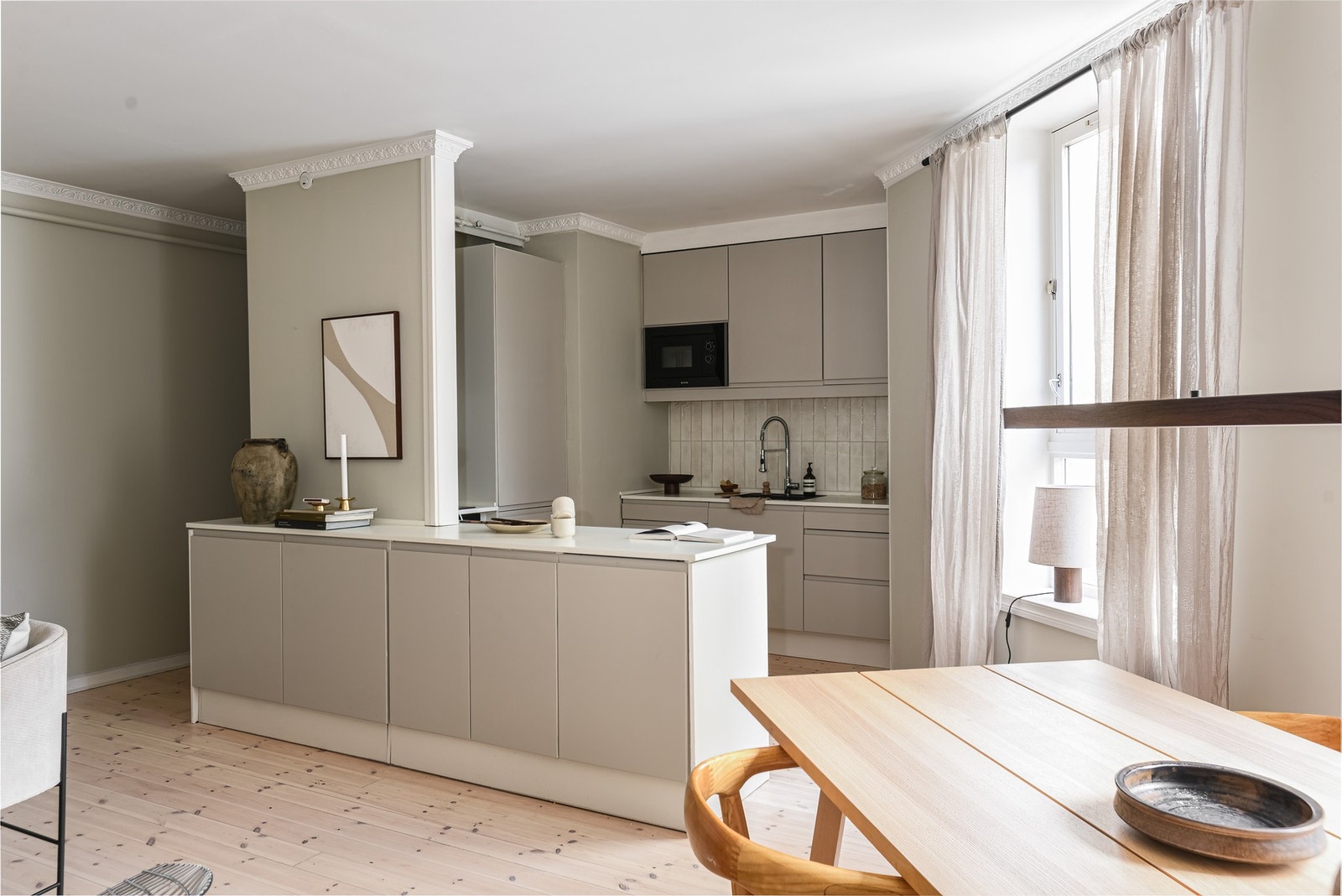 Spisestuen ligger flott til mot det lekre kjøkkenet - en perfekt utforming for sosiale sammenkomster Galleribilde