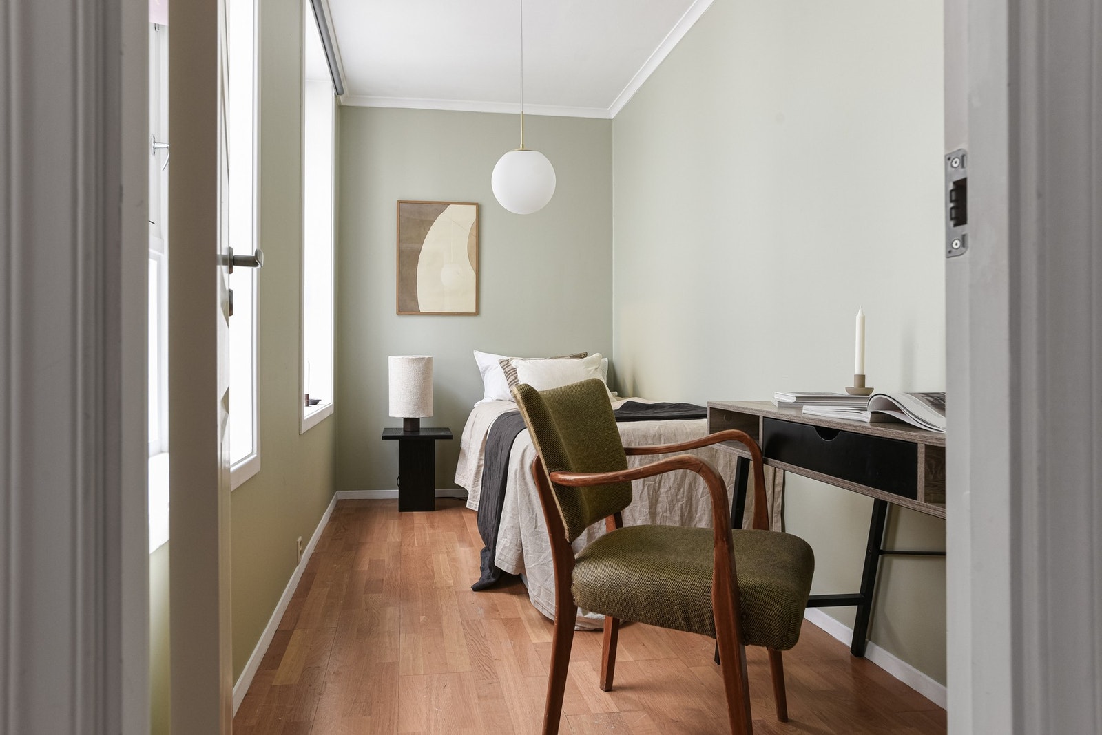 Soverom som benyttes som gjesterom- og kontor. Rommet er nymalt i flotte fargetoner. Galleribilde