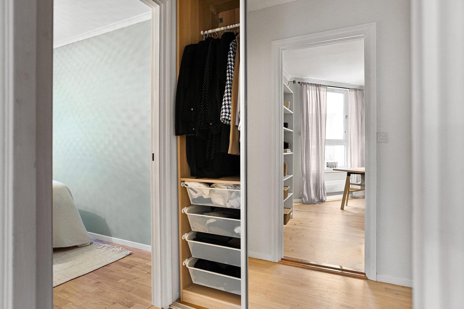 Garderoben er utstyrt med gode innredningssystemer! Galleribilde