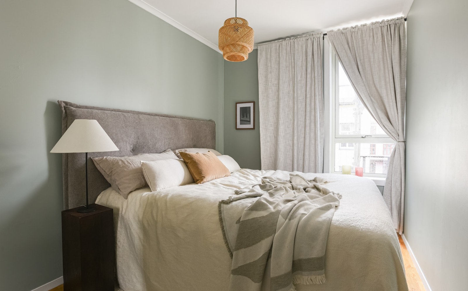 Hovedsoverommet har god plass til ønsket innredning - dette er også nymalt i lekre farger. Speilskap på vegg i bakkant. Galleribilde