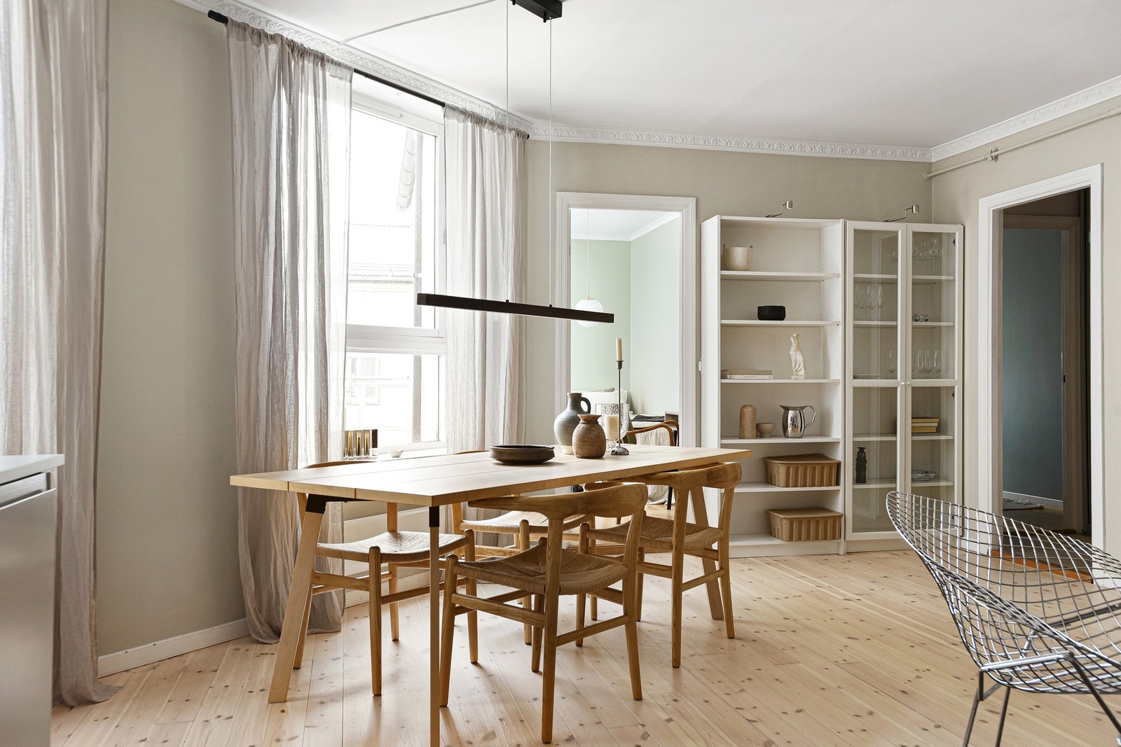 Den store spisestuen er et naturlig samlingspunkt i leiligheten - her kan du ha langbord i hverdagen! Galleribilde