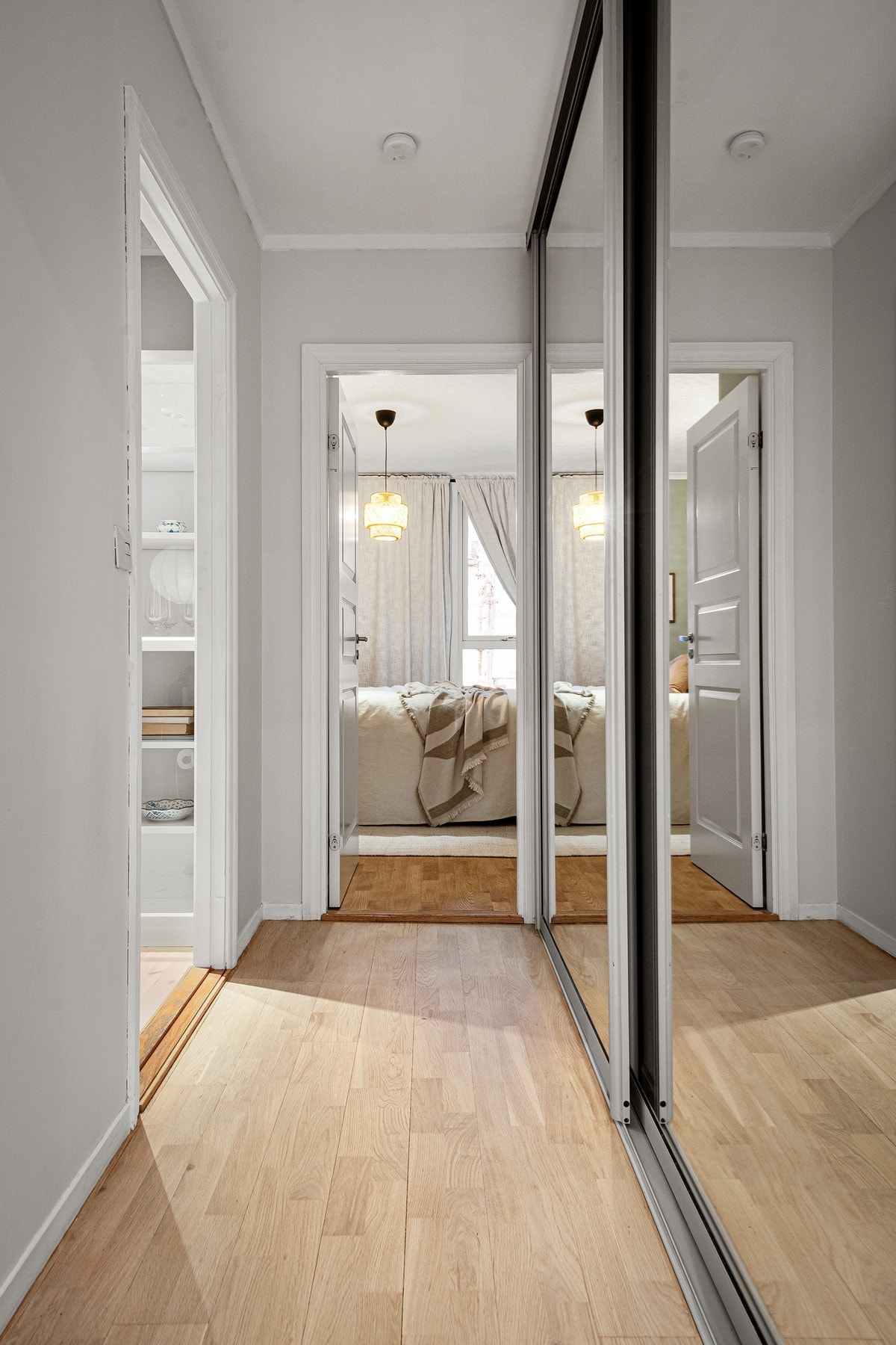 Mellomgangen er utstyrt med enorm skyvedørsgarderobe - denne gir svært godt med oppbevaring. Her er varmtvannsbereder plassert og det er strømuttak. Galleribilde