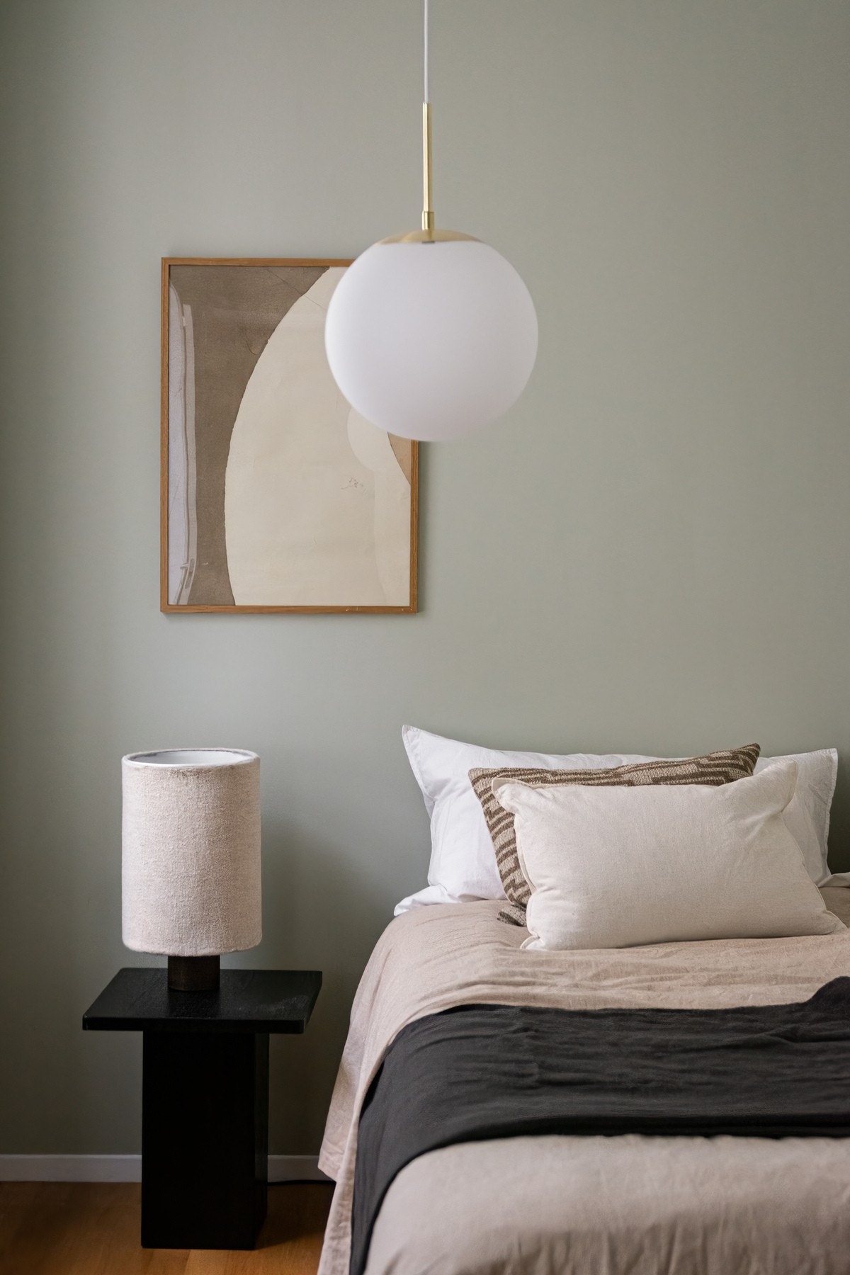 Det er montert solskjerming/markiser på rommet - og du kan fint innrede med garderobeskap eller kontorløsninger. Galleribilde