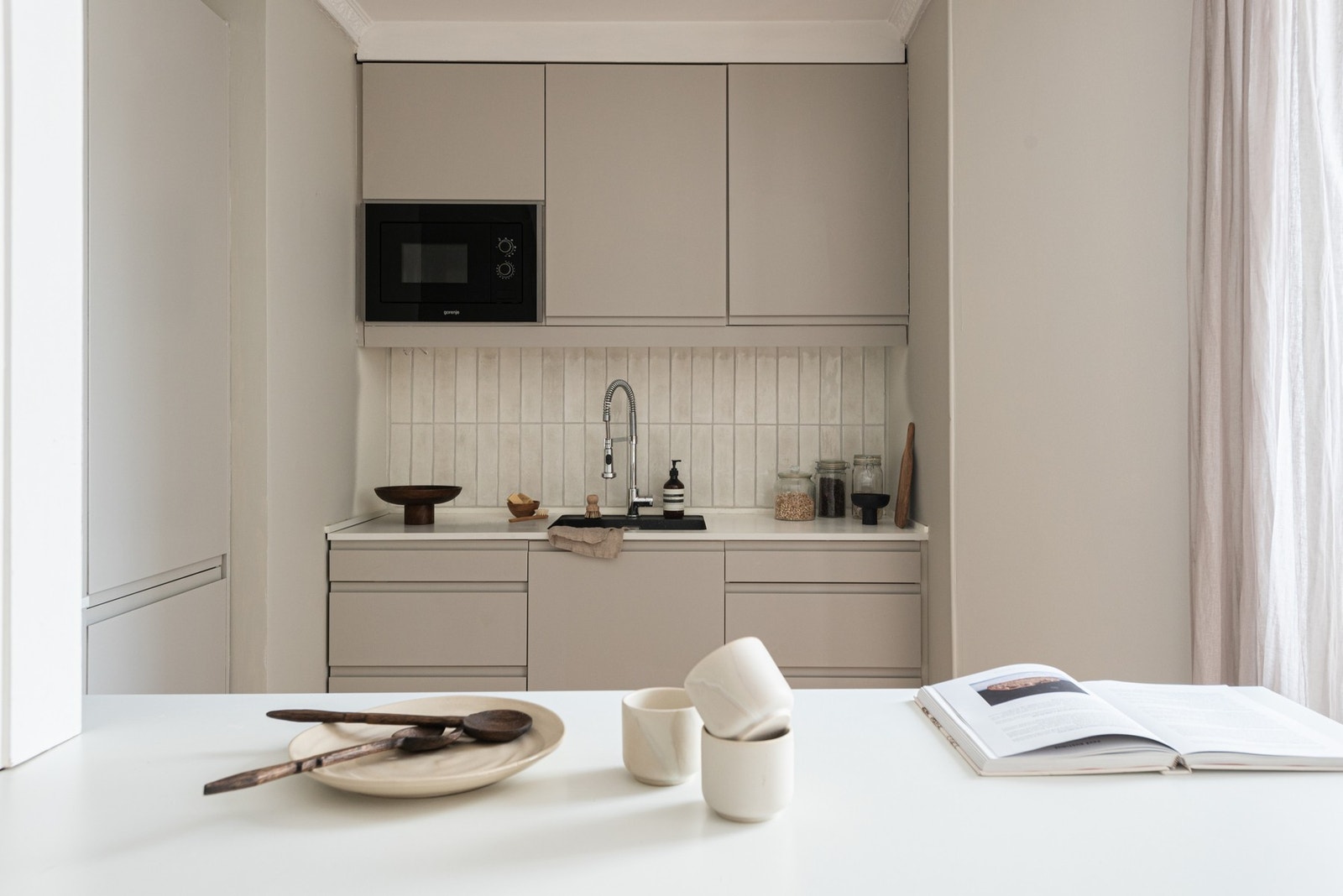 Den åpne løsningen er et stort pluss for leiligheten - hvor man likevel har naturlige soner for mat, spis og avslapning i sofa. Galleribilde