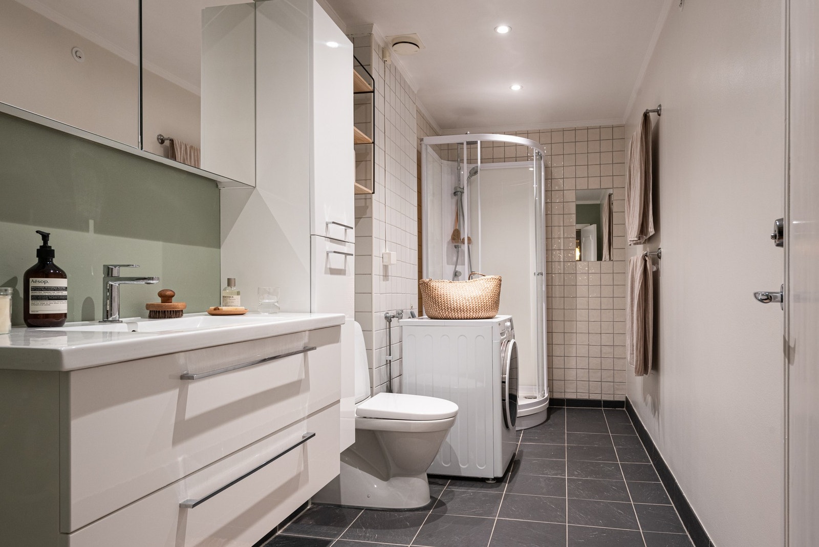 Badet er opplyst å være fra ca. 2004 og er av svært fin størrelse! Galleribilde