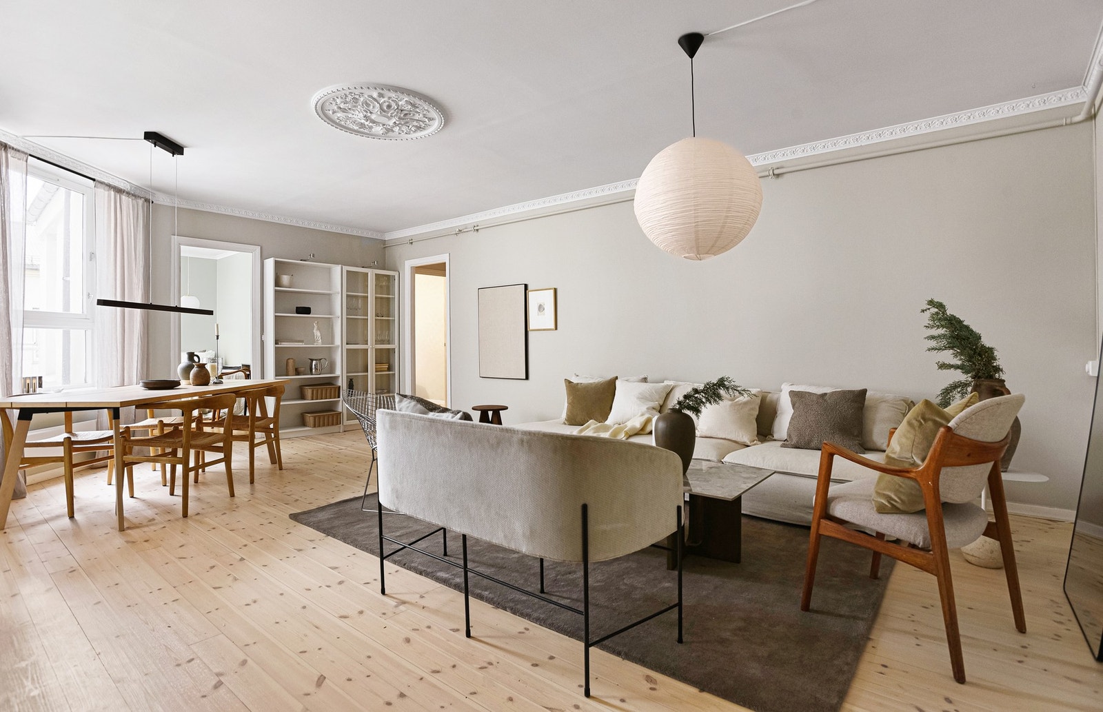 Perfekt planløsning som er helt ideell for besøk og sosiale sammenkomster. Du har soverommet og
badet for seg selv, mens stuen og kjøkkenet er åpent og sosialt for de som er på besøk. Galleribilde