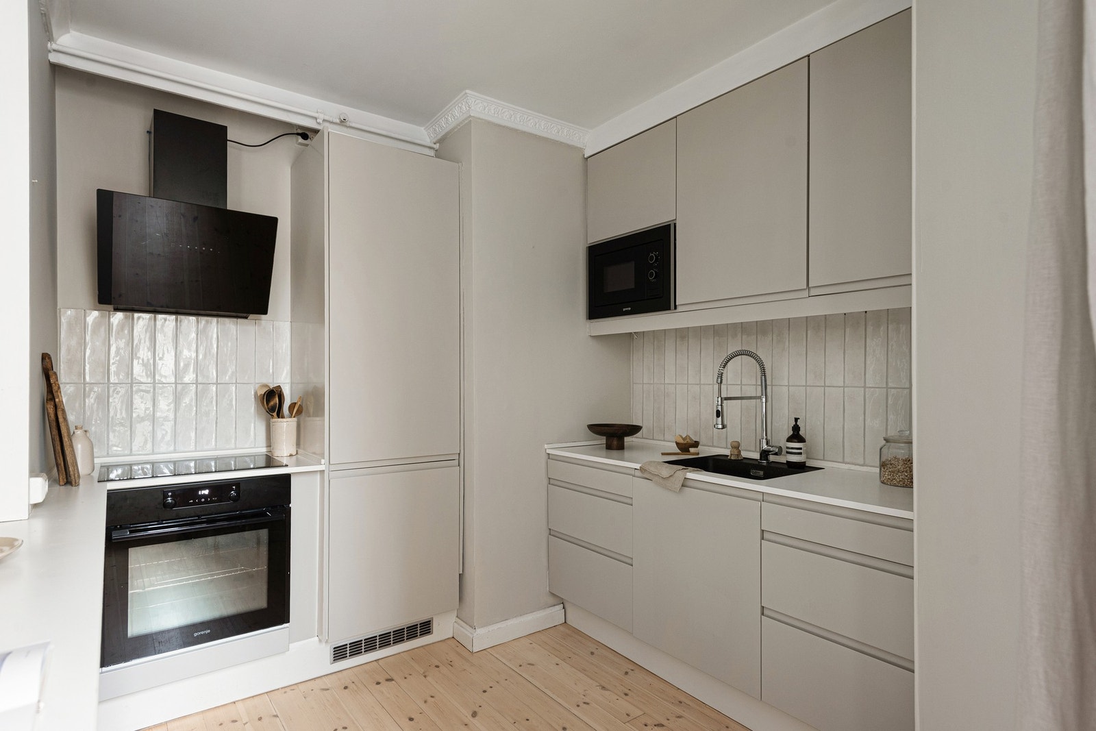 Her kan dere fint være flere som arbeider på kjøkkenet samtidig - et naturlig samlingsspunkt. Galleribilde