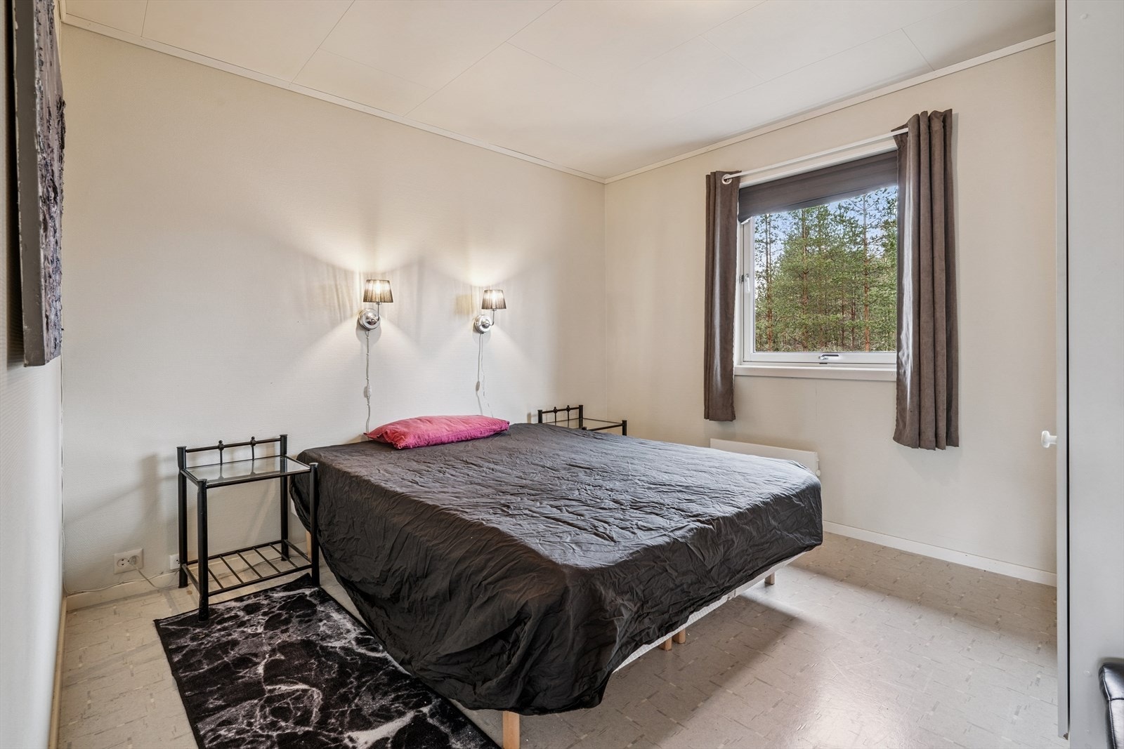 Romslig soverom med plass til dobbeltseng. Galleribilde