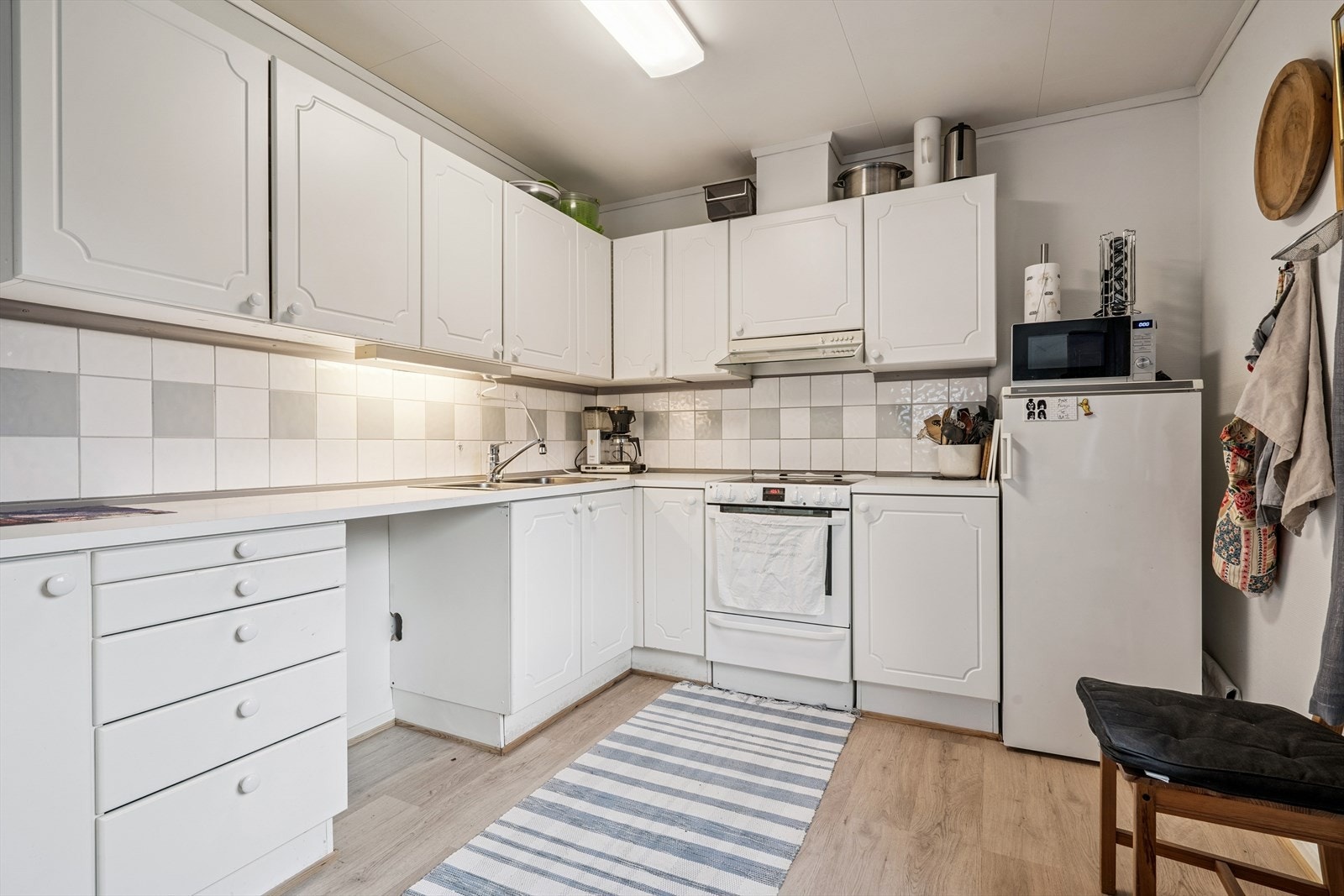 Kjøkkeninnredningen har godt med skap og benkeplass. Galleribilde