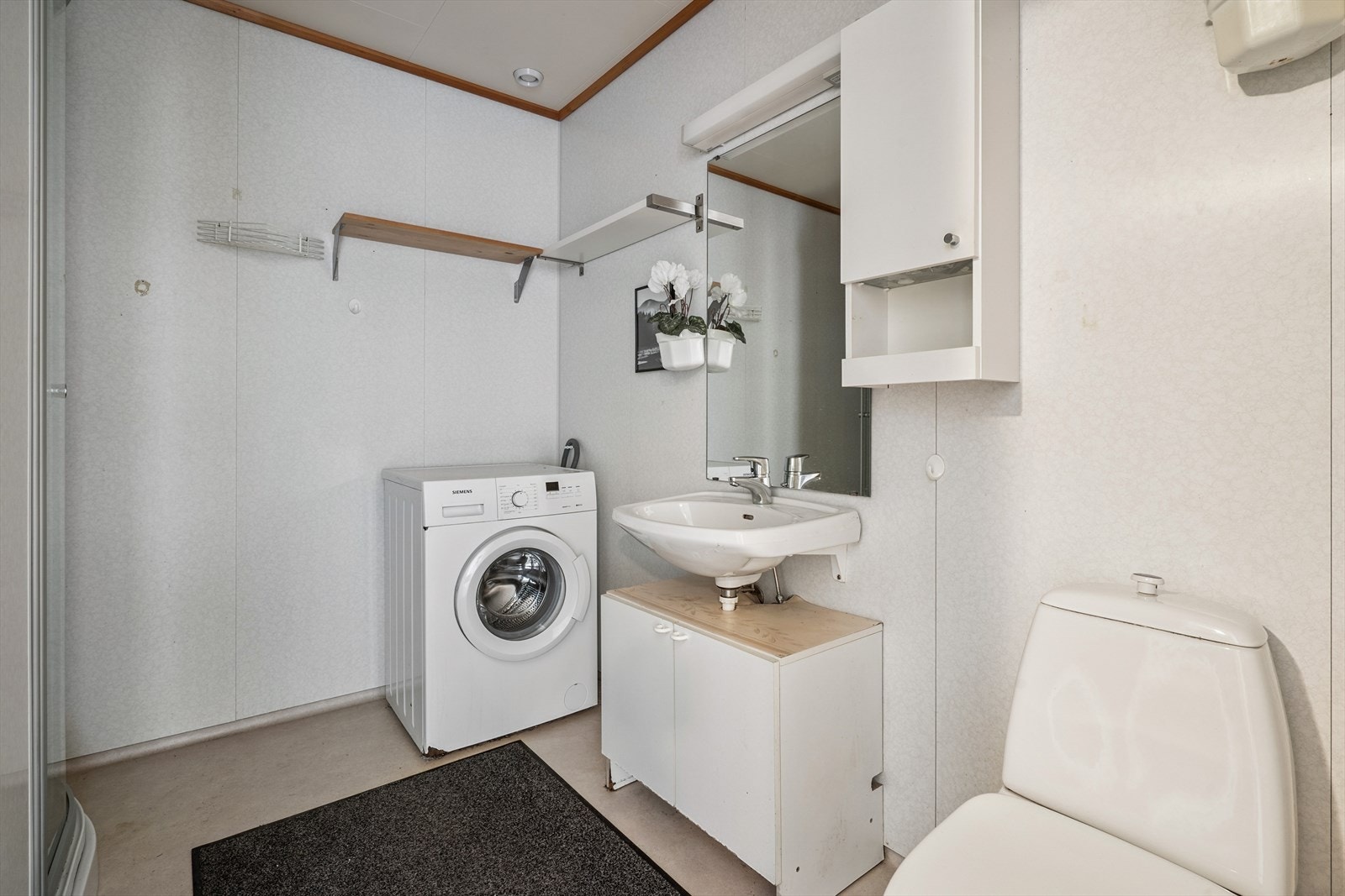 Originalt bad fra byggeår med vinylbelegg på gulv, våtromsplater på vegger og himlingsplater i tak. Galleribilde