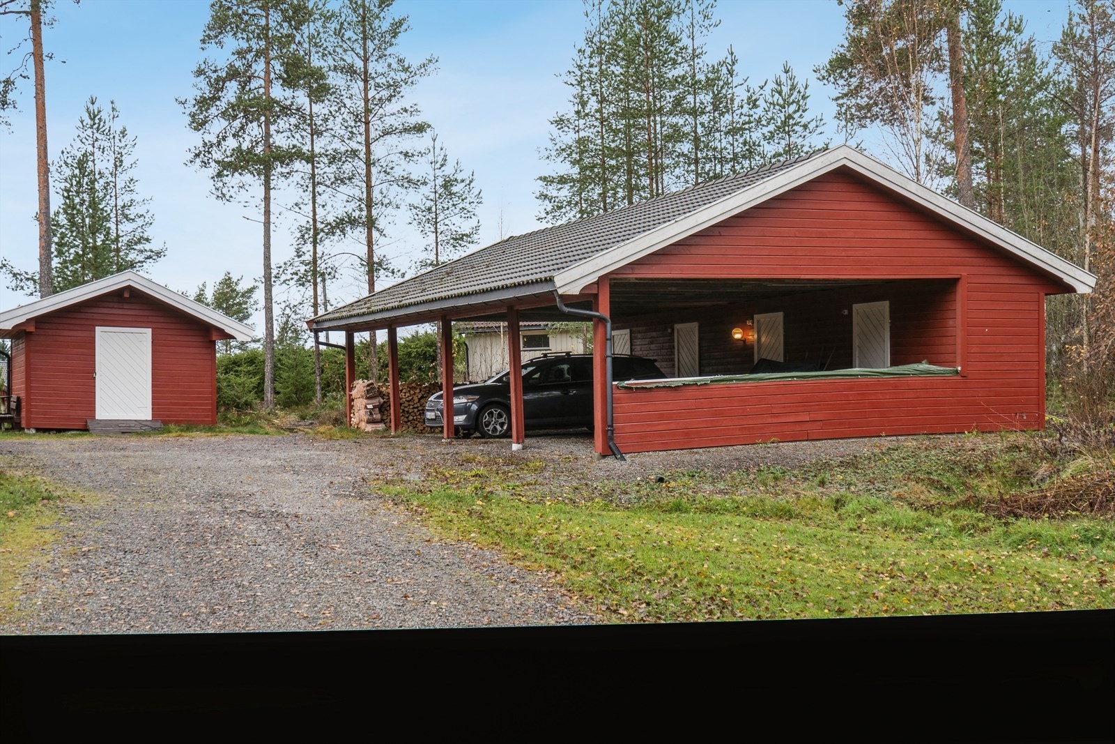 Carportanlegg med boder og enkeltstående fellesbod Galleribilde
