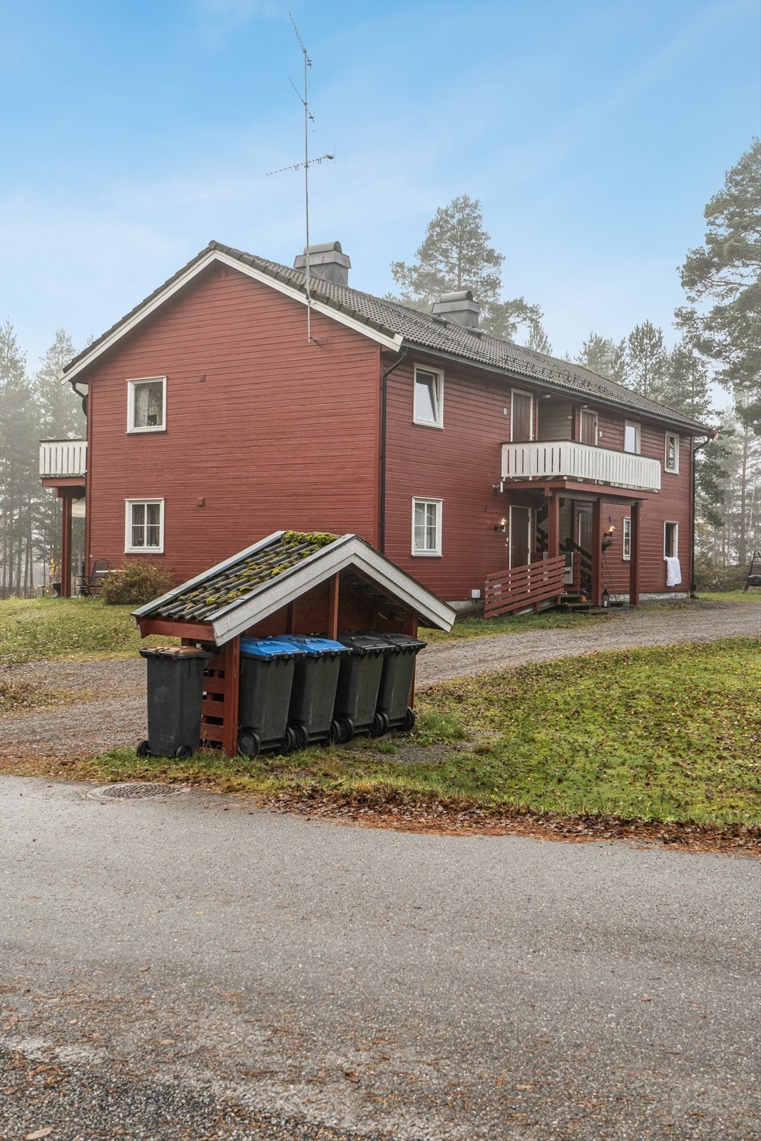 Det er relativt kort avstand til sentrum med butikker, bank, legesenter, apotek, skoler og barnehager. Galleribilde