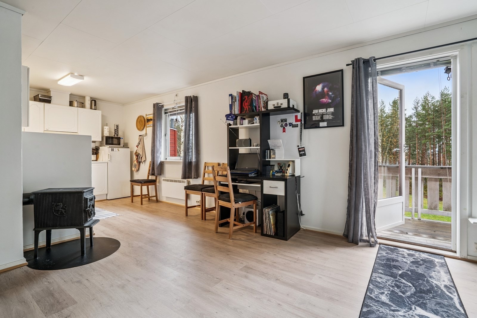 Det er plass til spisebord ved kjøkkenet. Galleribilde