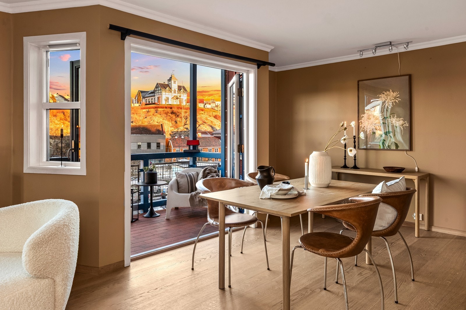 Spisebord med utsikt og balkong Galleribilde