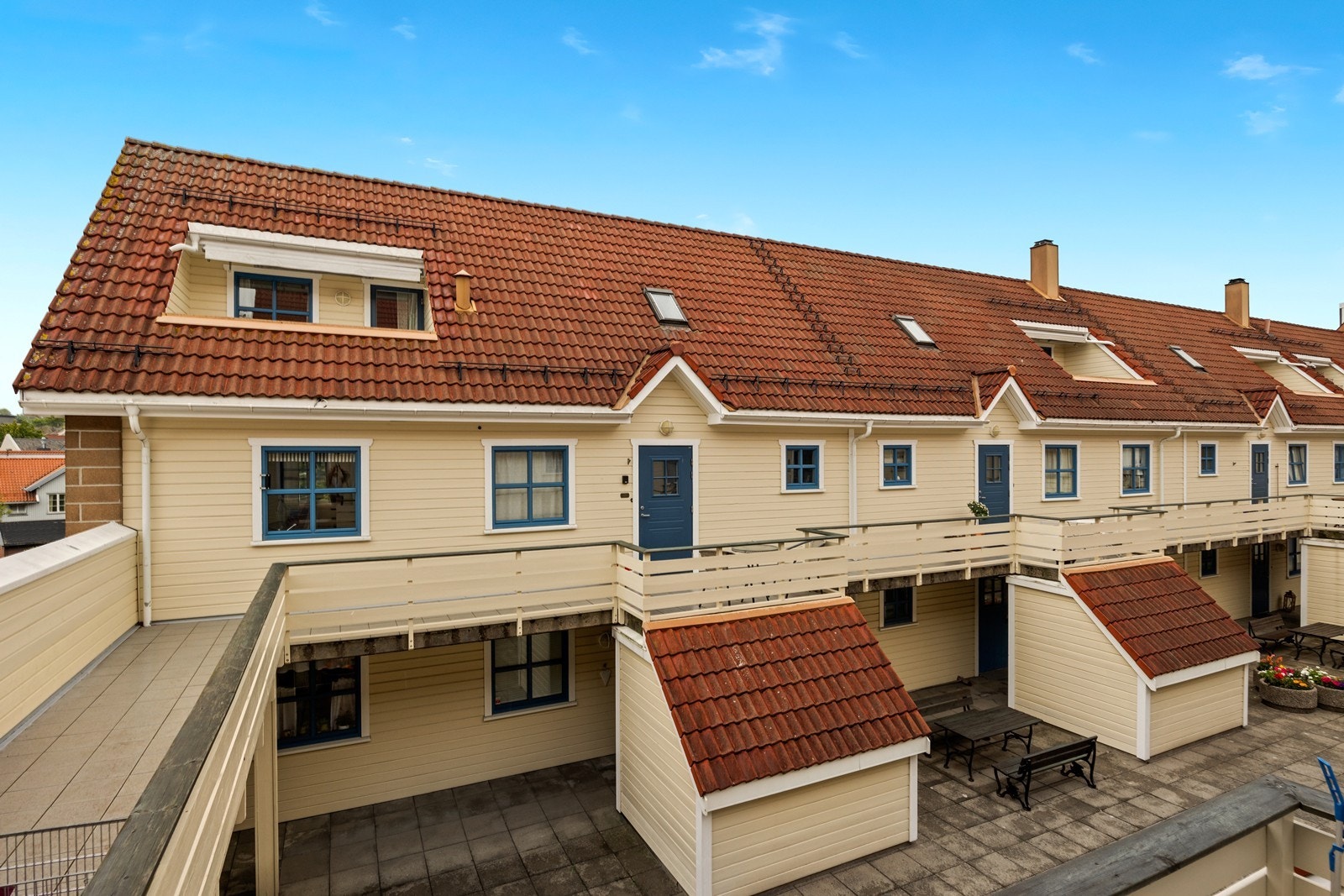 Leiligheten går over 2 etasjer, og har 2 balkonger + eget inngangsparti Galleribilde