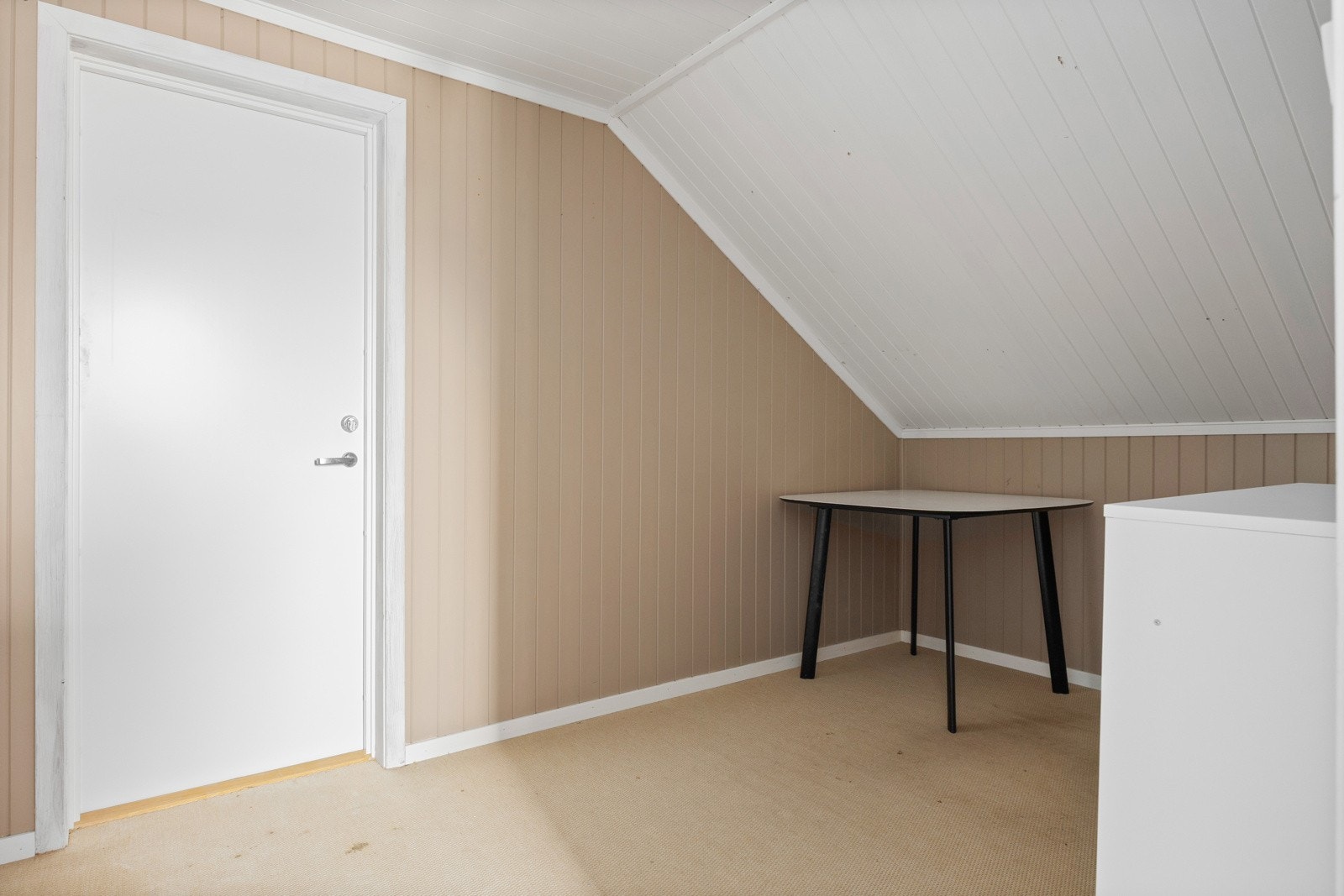 Loftsrom. På bygningstegninger er det tegnet inn et takvindu i dette rommet. Dette er en mangel ift. godkjente tegninger. Galleribilde