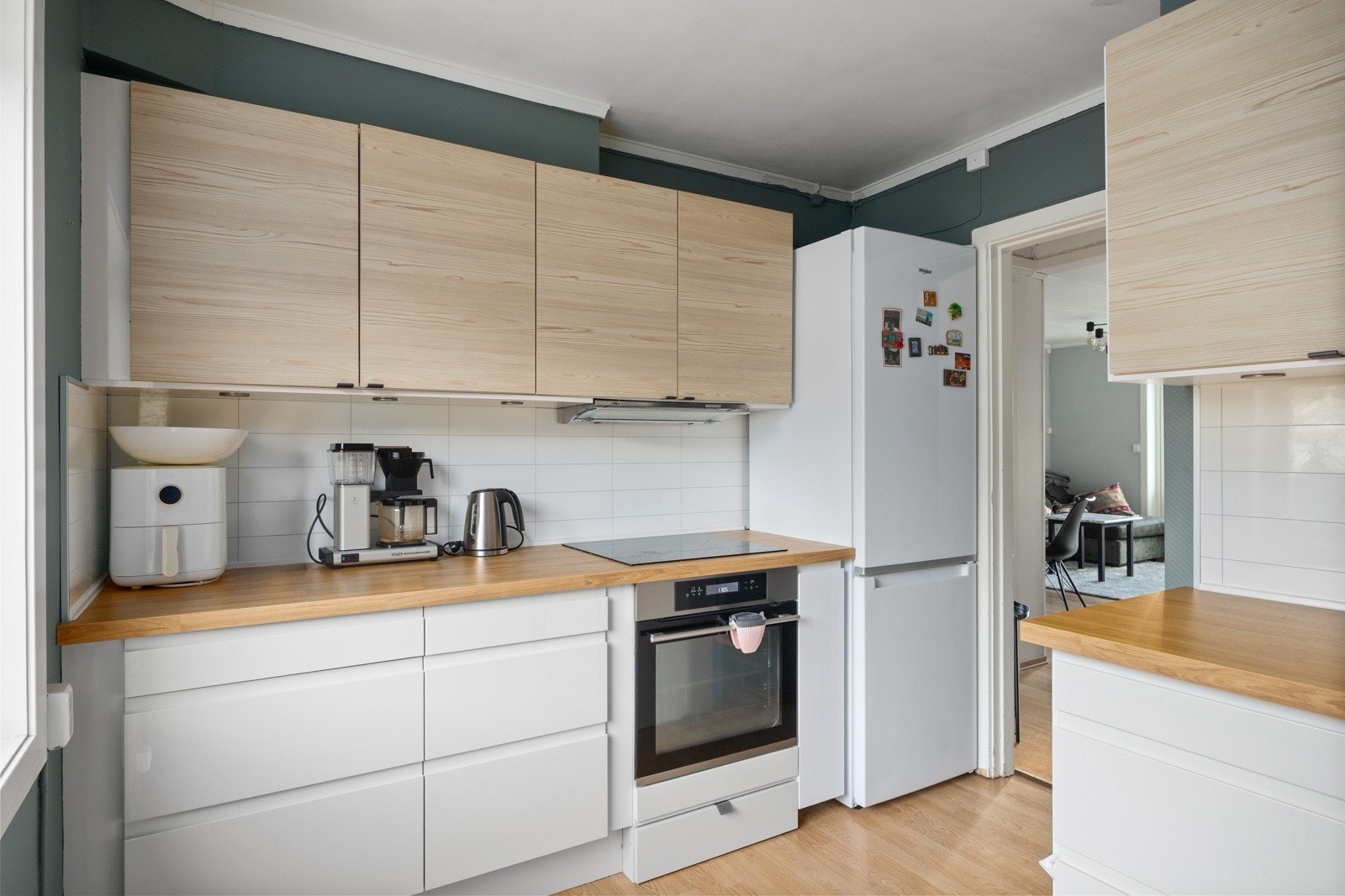 Det er iintegrerte hvitevarer som oppvaskmaskin, komfyr og platetopp som medfølger. Kjøl/frys medfølger også. Galleribilde