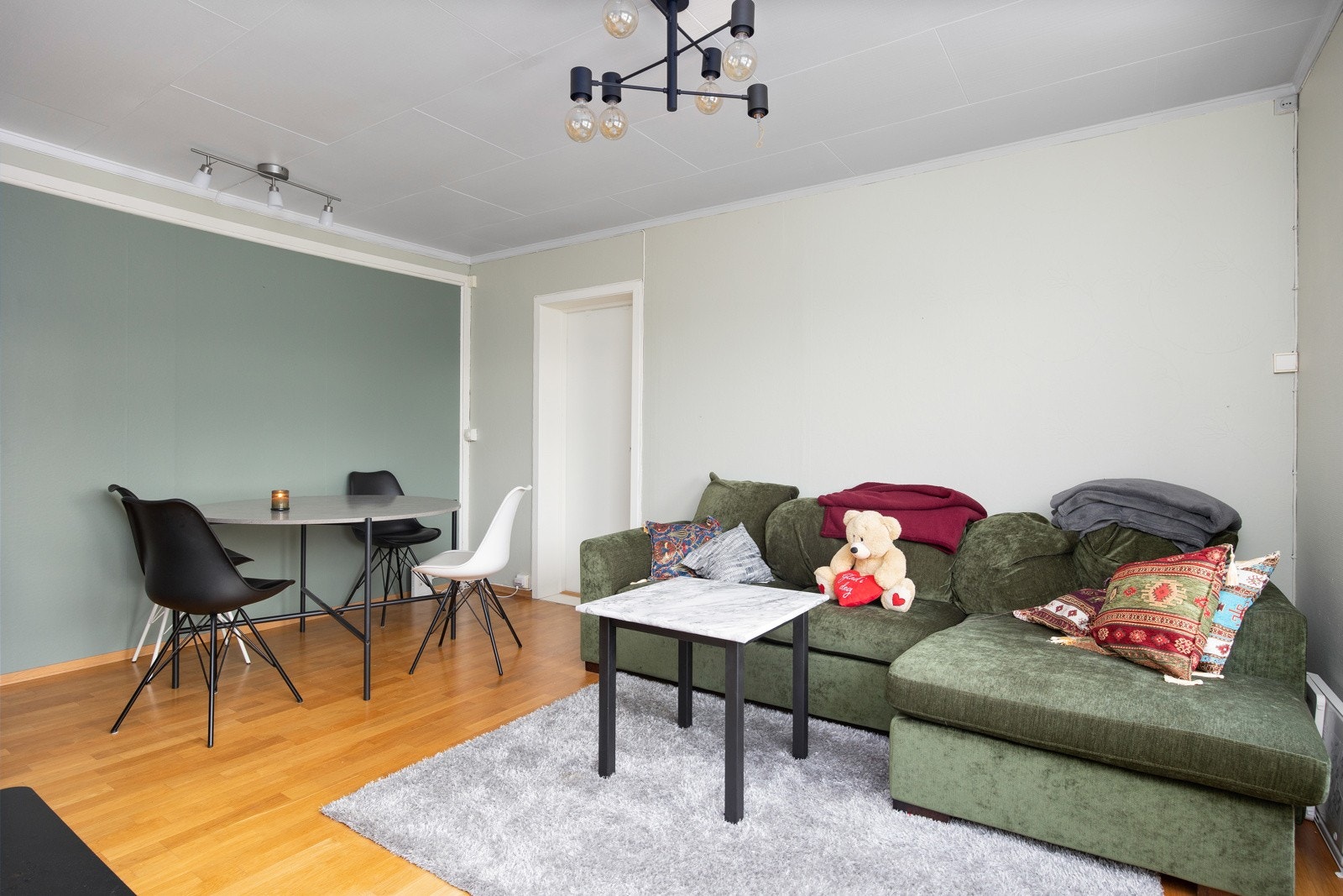 I stuen har man plass til sofagruppe, tv-møbel og en liten spisegruppe. Galleribilde