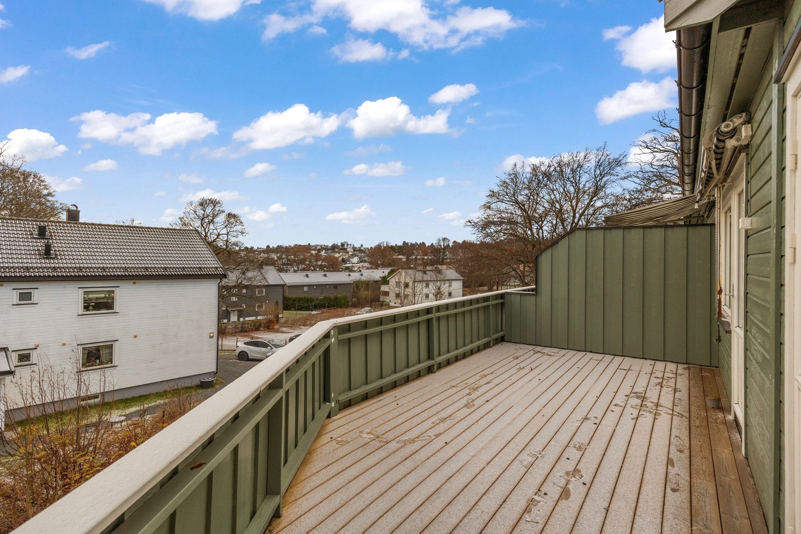 Stor og solrik veranda med nytt gulv i 2025. Galleribilde