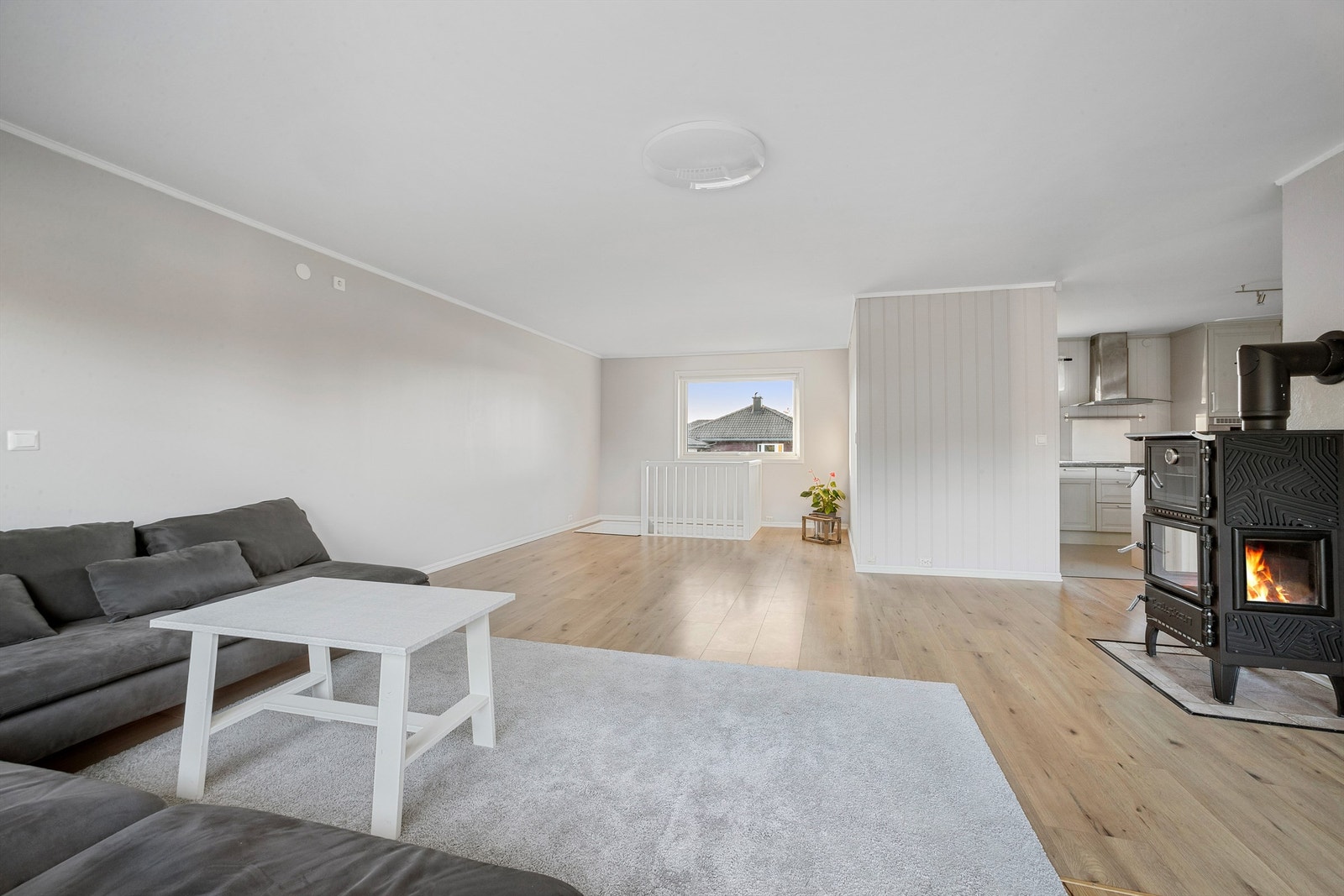 Romslig stue med god plass til å møblere flere soner Galleribilde