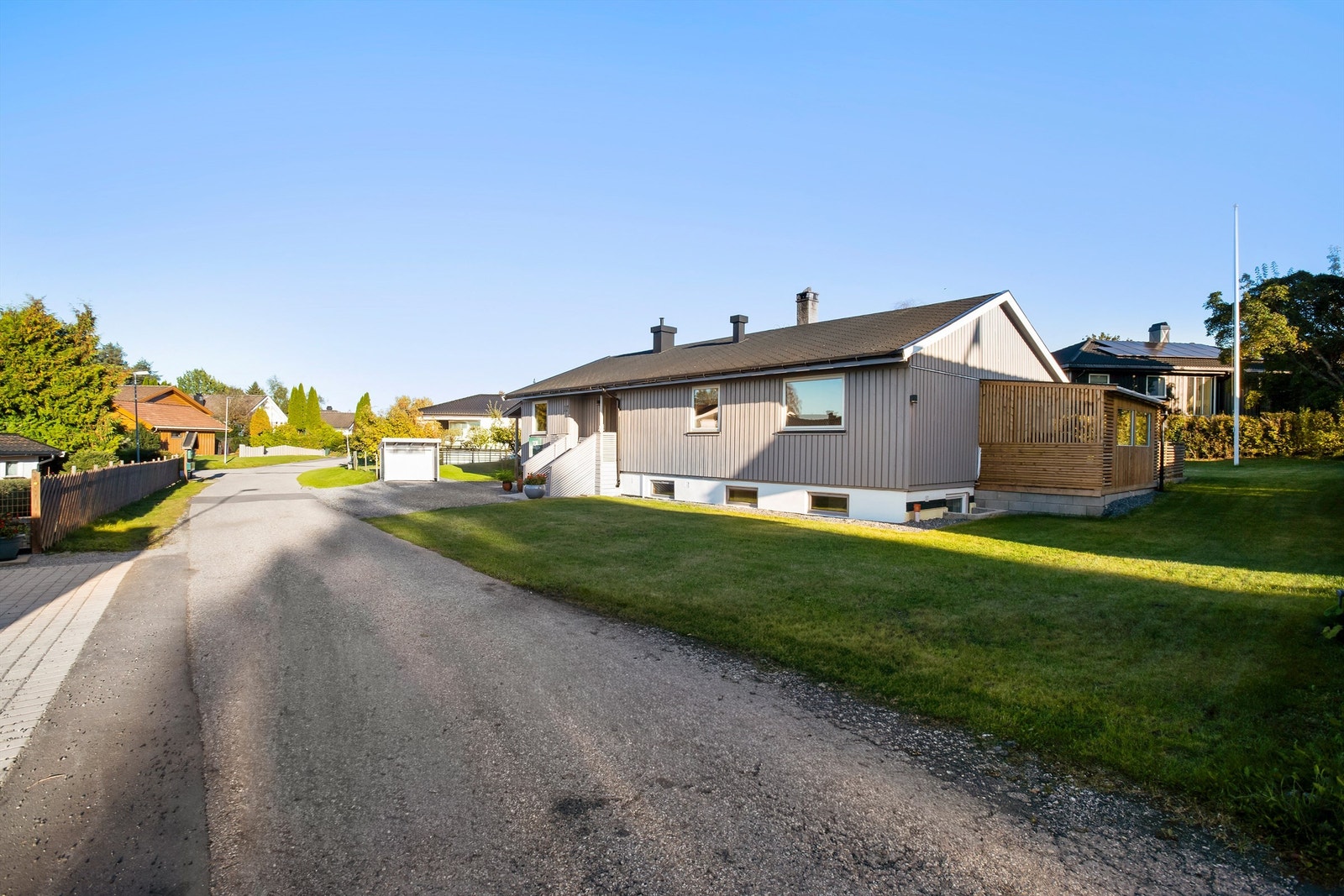 Rolig og barnevennlig gate Galleribilde