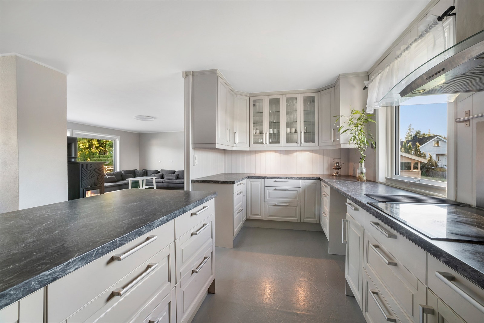 Benkeplate i laminat med steinimitasjon og integrert platetopp Galleribilde