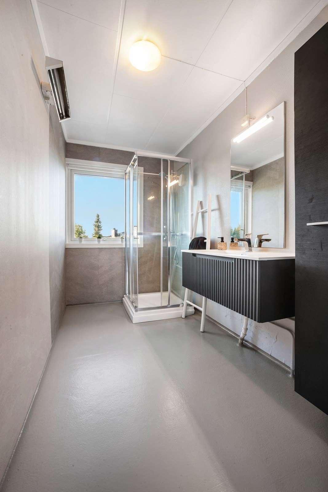 Moderne servantskap med heldekkende servant og tilhørende vegghengt skap Galleribilde