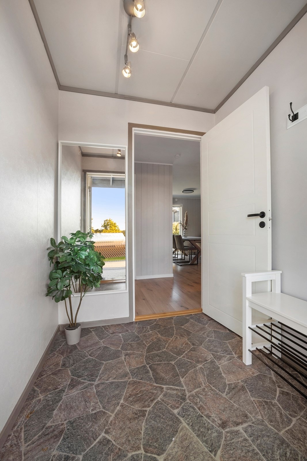 Gulvet er lagt med skiferlignende gulvbelegg og malte vegger Galleribilde