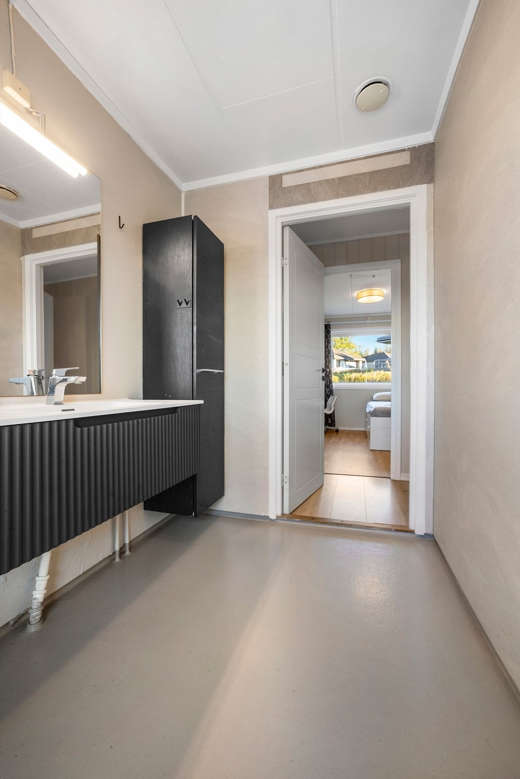 Baderommet er fra byggeår, men har fått oppgraderte overflater og ny innredning i 2024 Galleribilde