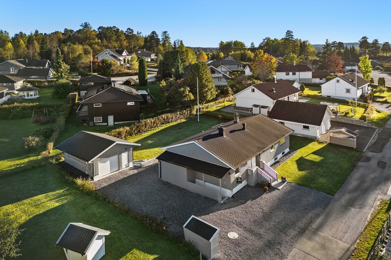 Pent opparbeidet tomt med gruslagt areal for oppstilling av bil med tilhørende garasje Galleribilde