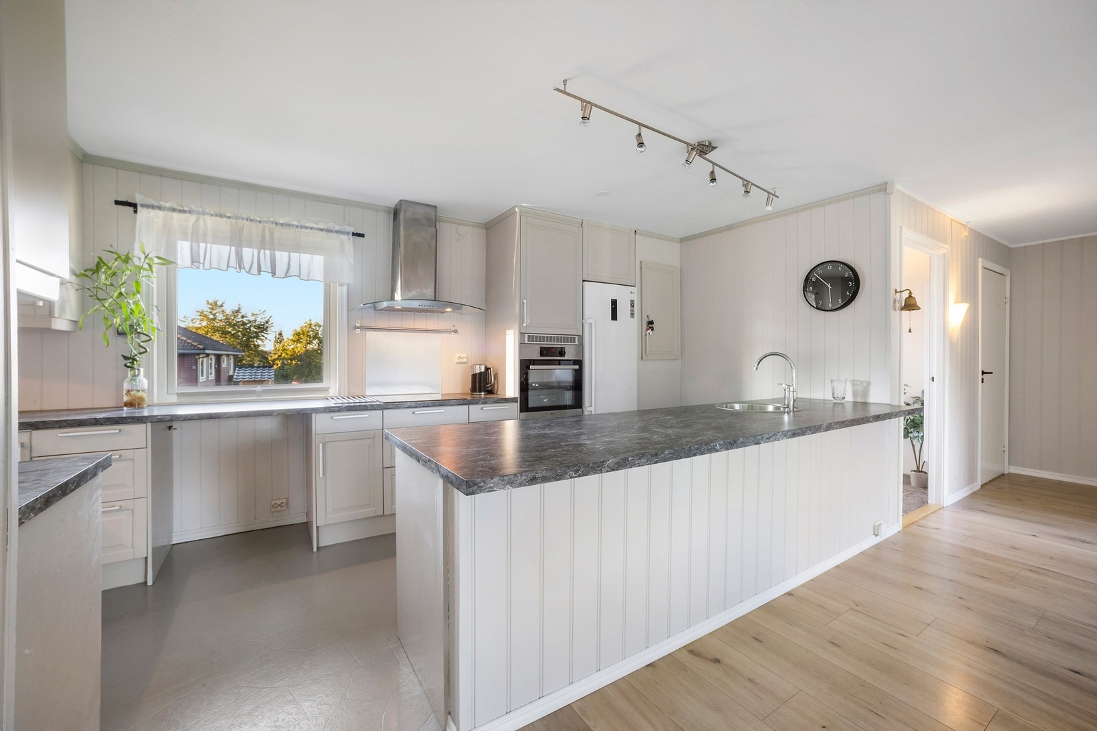 Kjøkkenet er fra Epoq og innredet med profilerte fronter i malt MDF Galleribilde