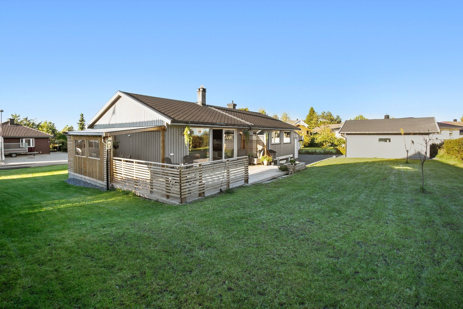 Romslig og flat plen Galleribilde