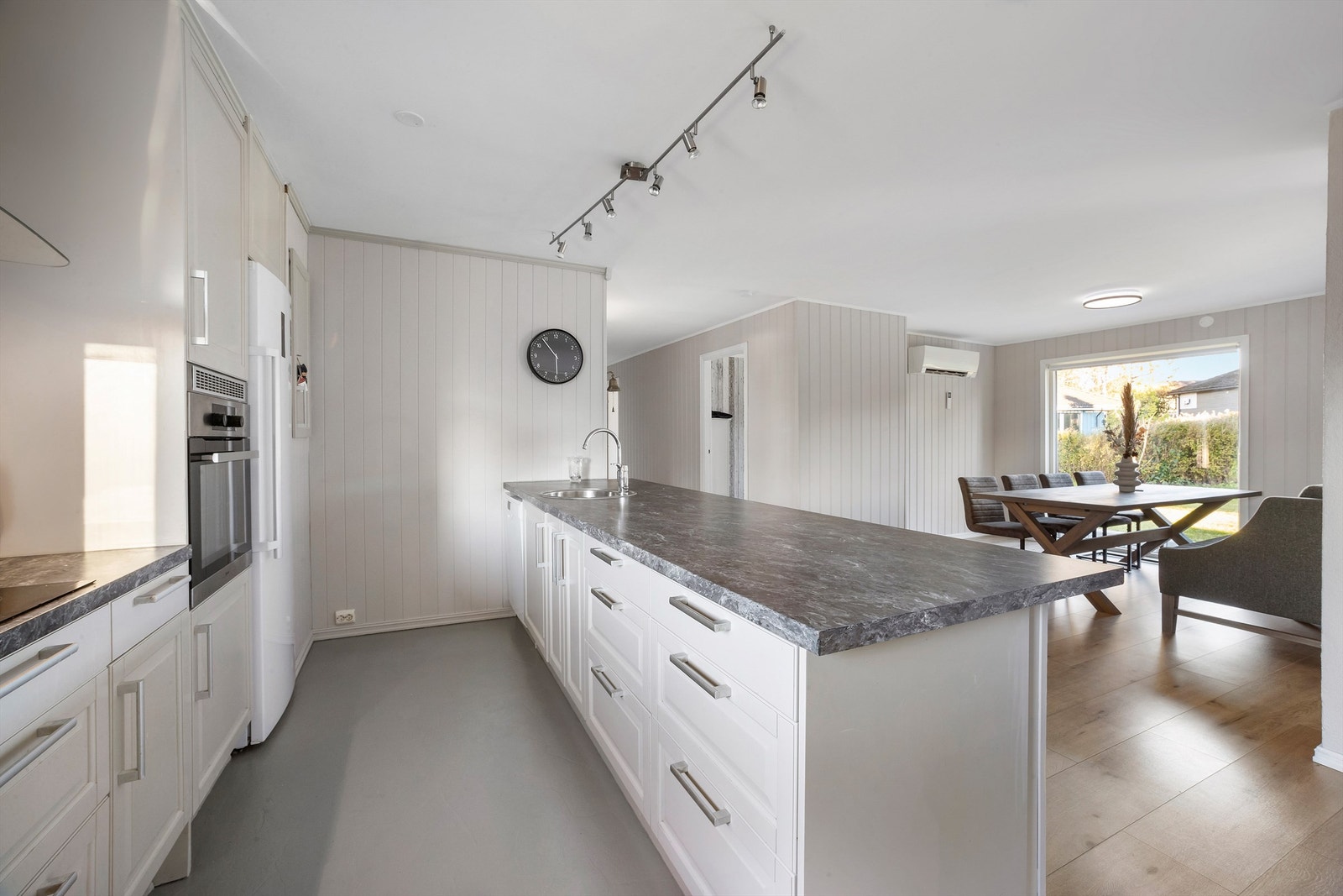 En praktisk kjøkkenøy forlenger kjøkkenet og tilfører både ekstra oppbevaringsplass, mer arbeidsflate og sittemuligheter Galleribilde