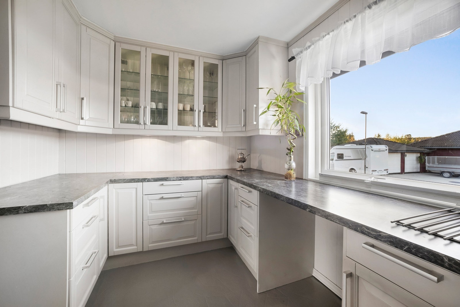 Overskapene er toppforet til himling for et helhetlig og sømløst uttrykk Galleribilde