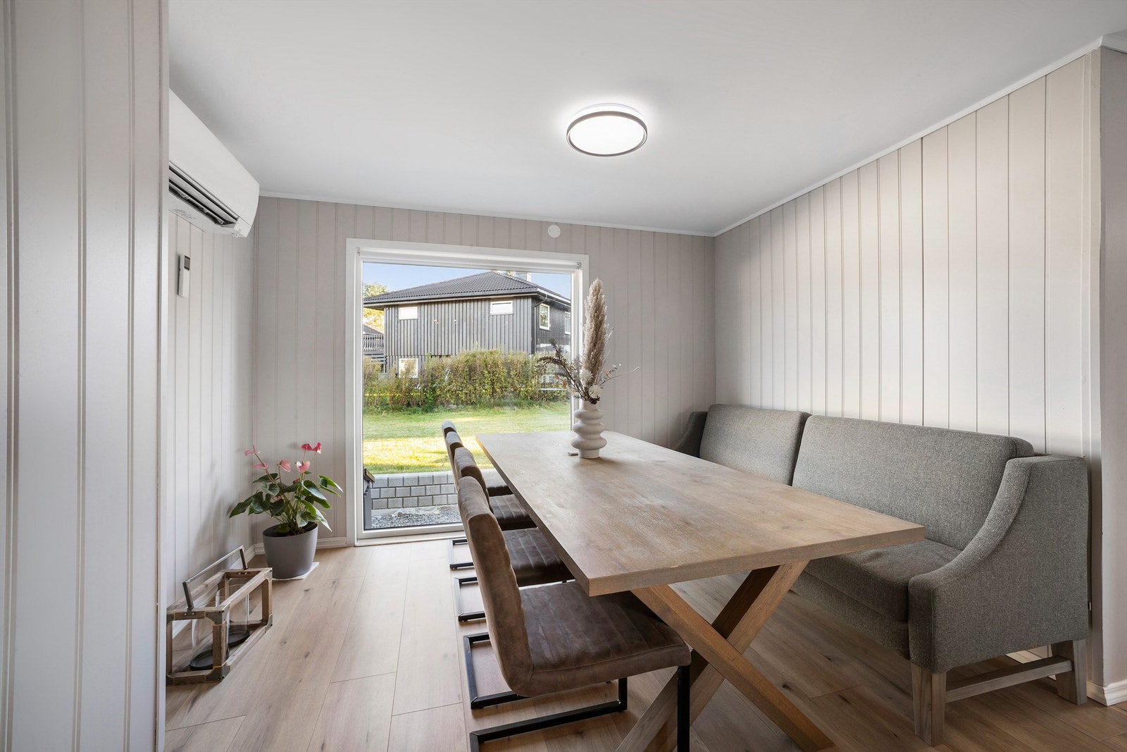 Rikelig med lys fra gulvstående vindu ut mot hageområdet Galleribilde