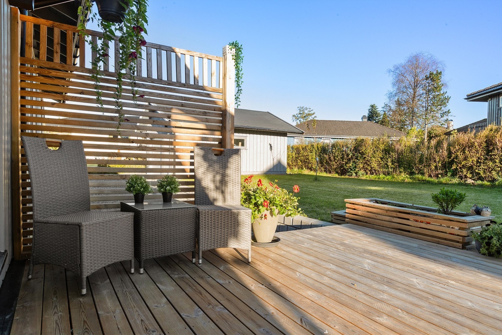 Terrassen har blomsterkasser som er designet i samme stil, som gir et helhetlig uttrykk Galleribilde