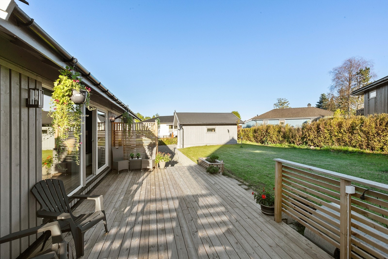 Boligen har en lettstelt hage Galleribilde