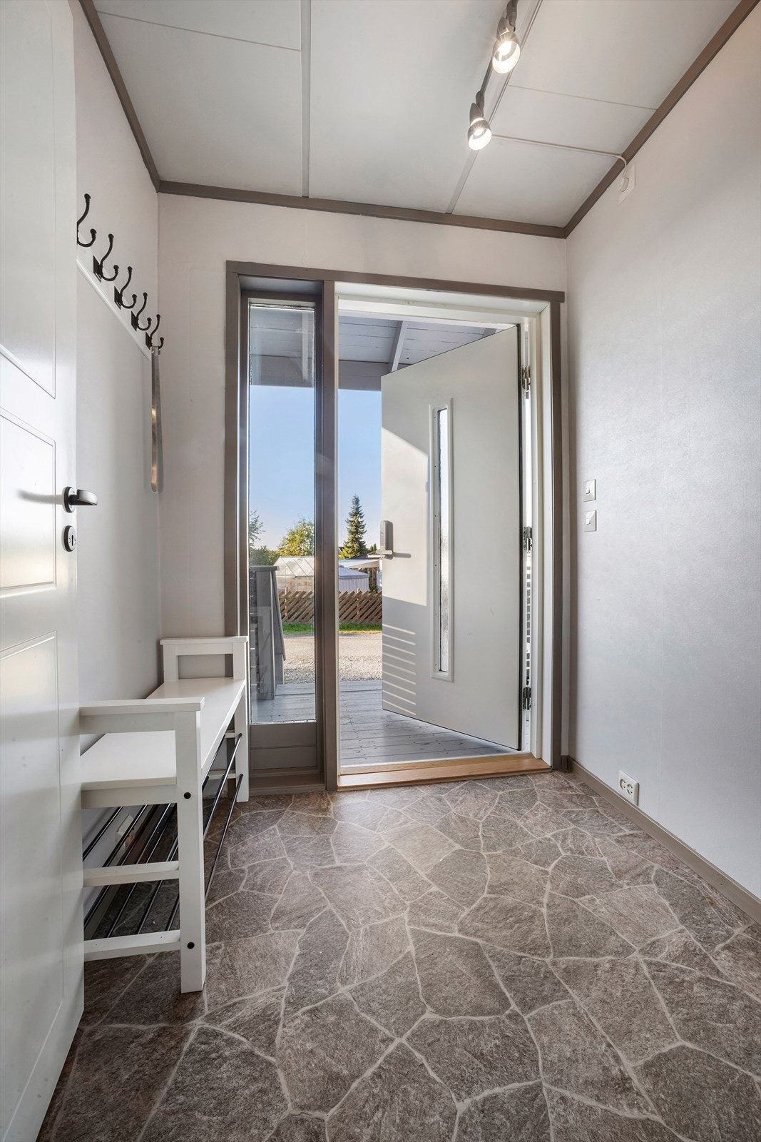 Entrédør med tilhørende sidevindu som gjør entréen lys og innbydende Galleribilde