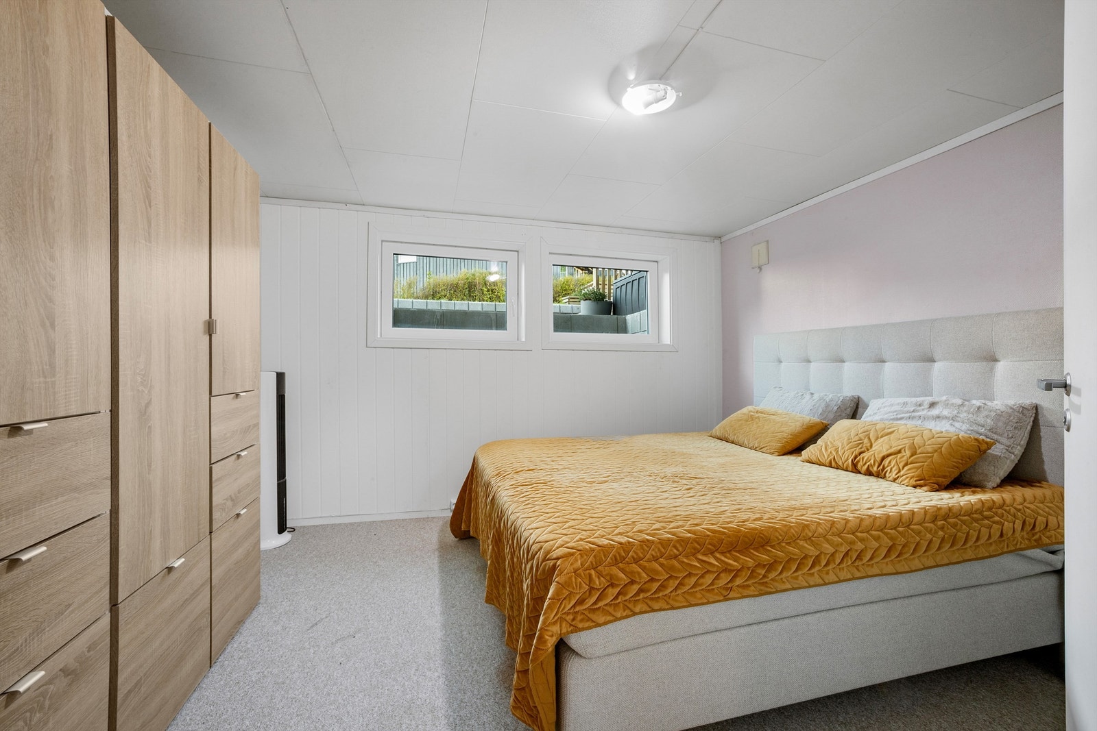 Soverom 3 i underetasjen med generøs størrelse og stort garderobeskap Galleribilde