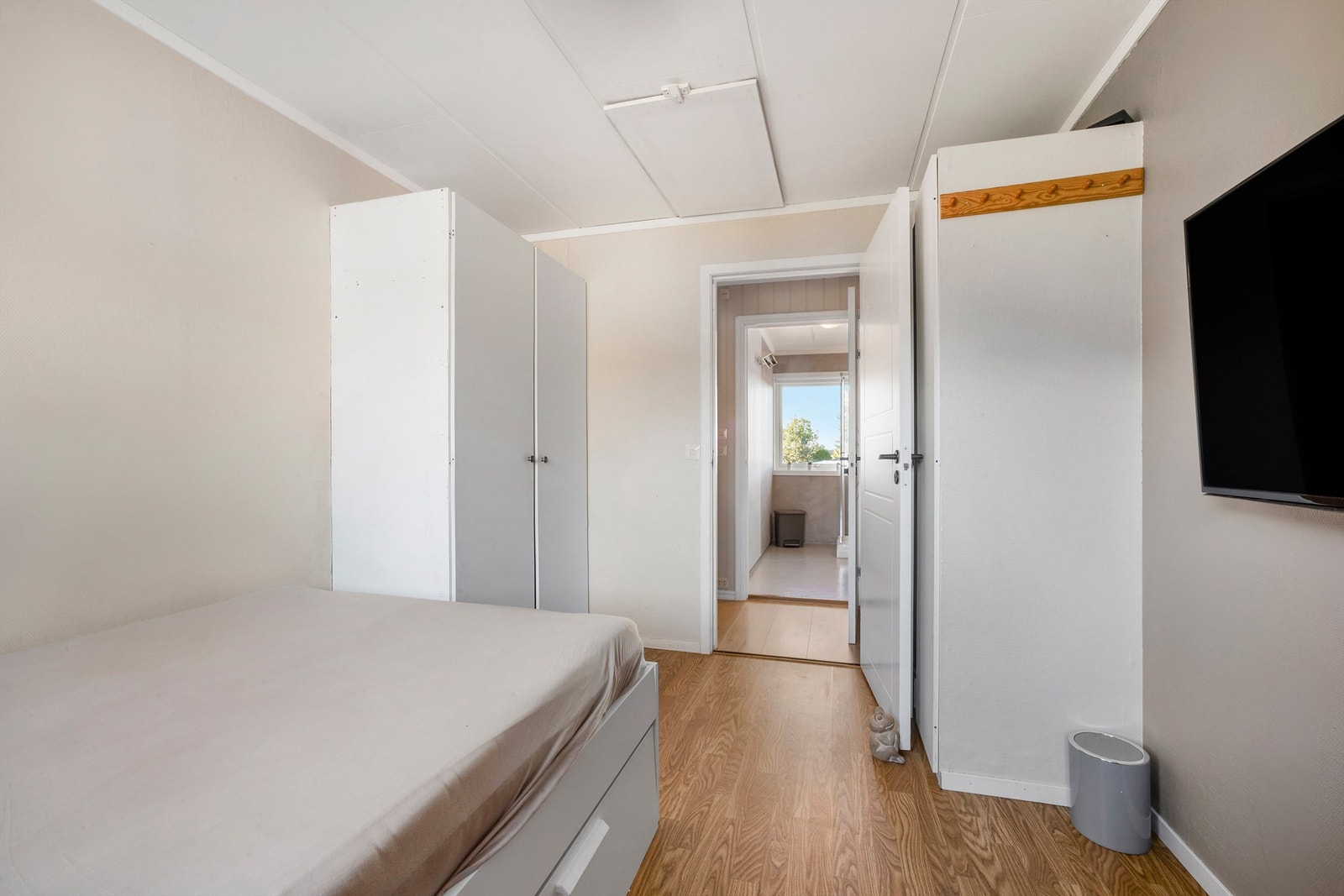 Soverom 1 med plass til skapinnredning og seng Galleribilde