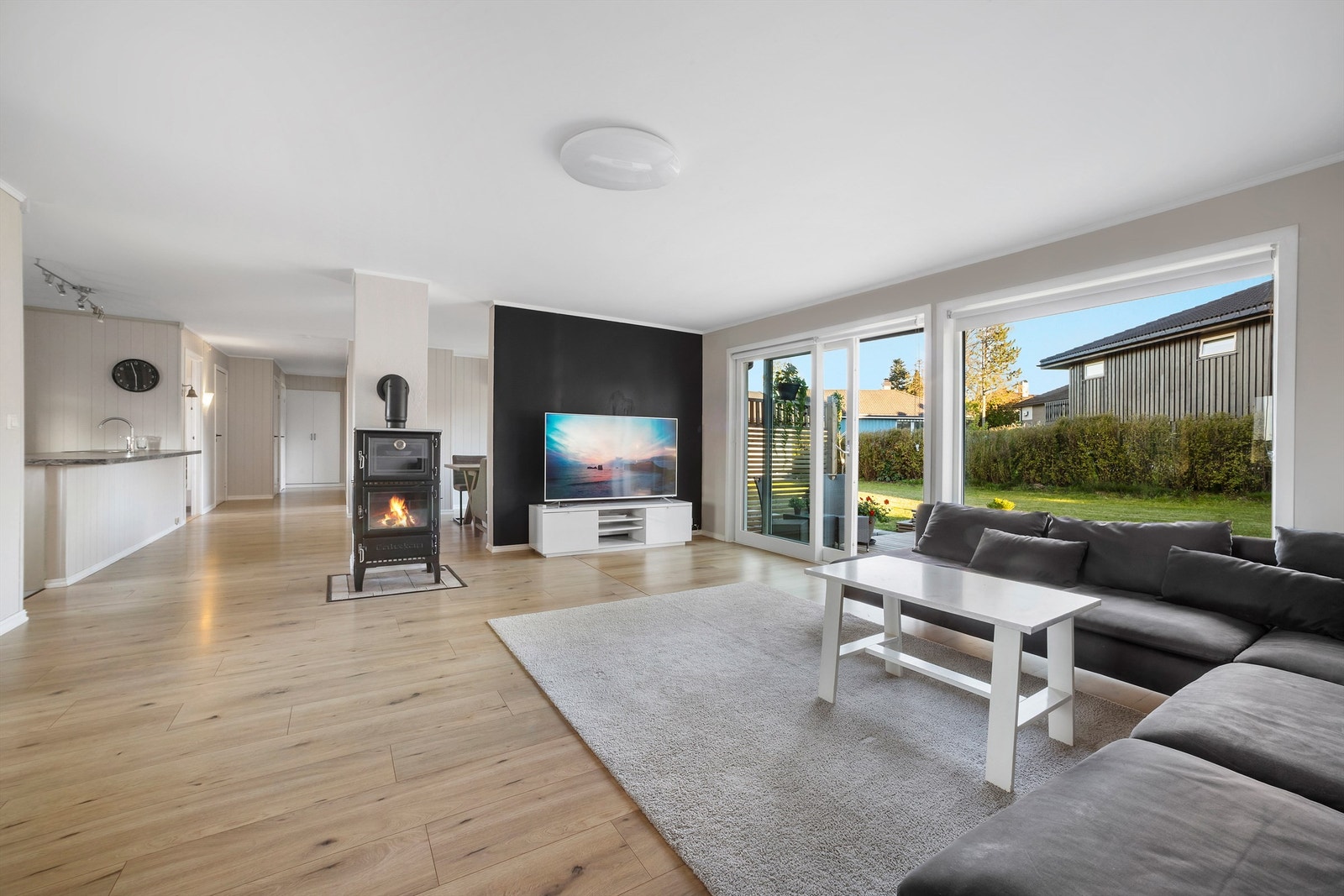 Store vindusflater som slipper inn rikelig med dagslys, gir en lys og luftig atmosfære Galleribilde