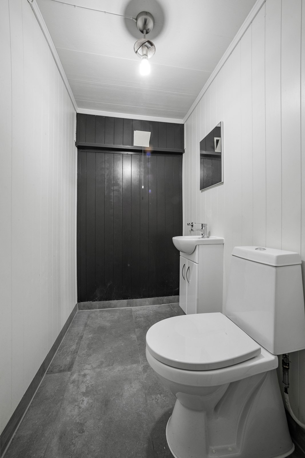 Toalettrom i underetasjen med flislagt gulv og varmekabler Galleribilde