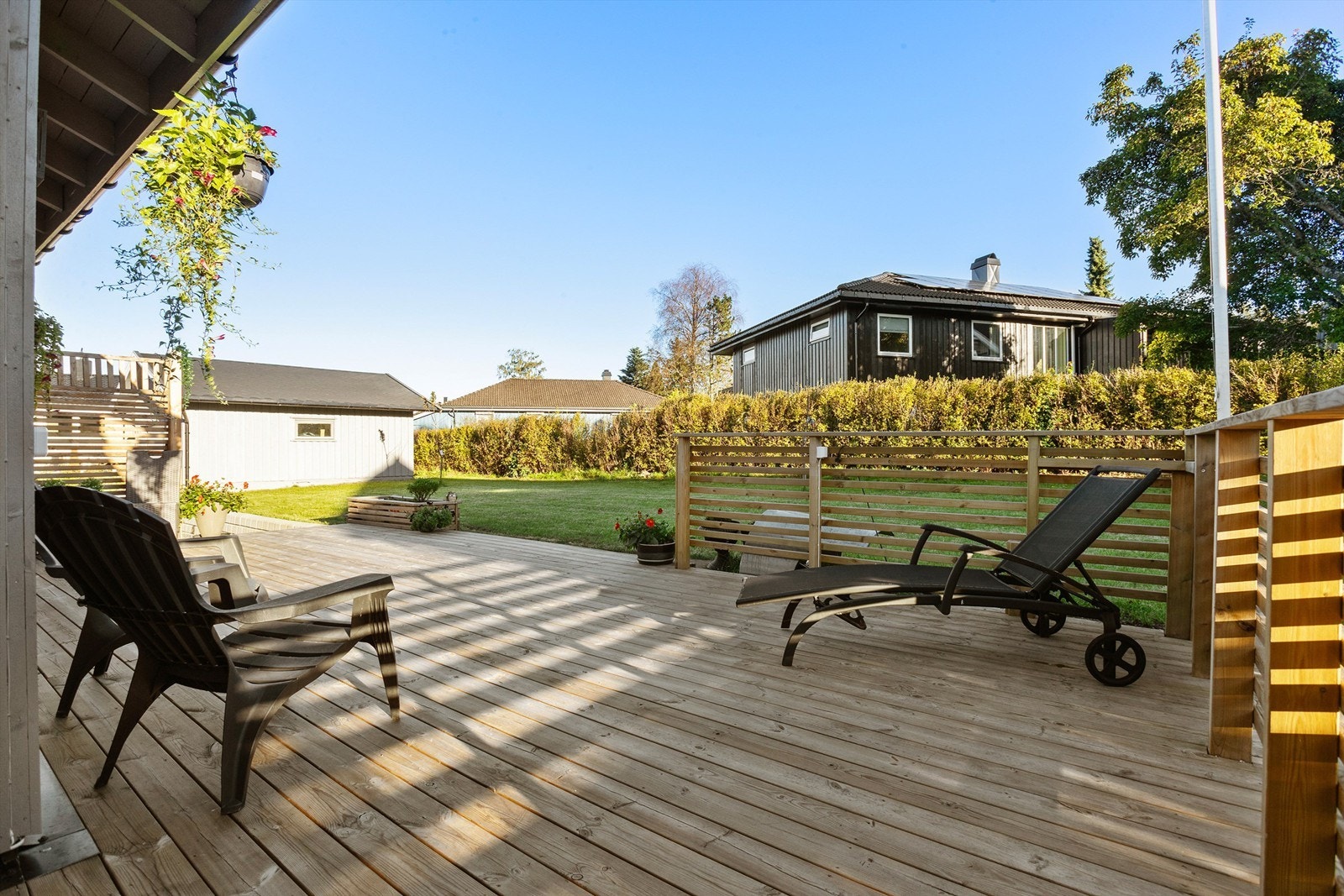 Stor terrasse med gode møbleringsmuligheter Galleribilde