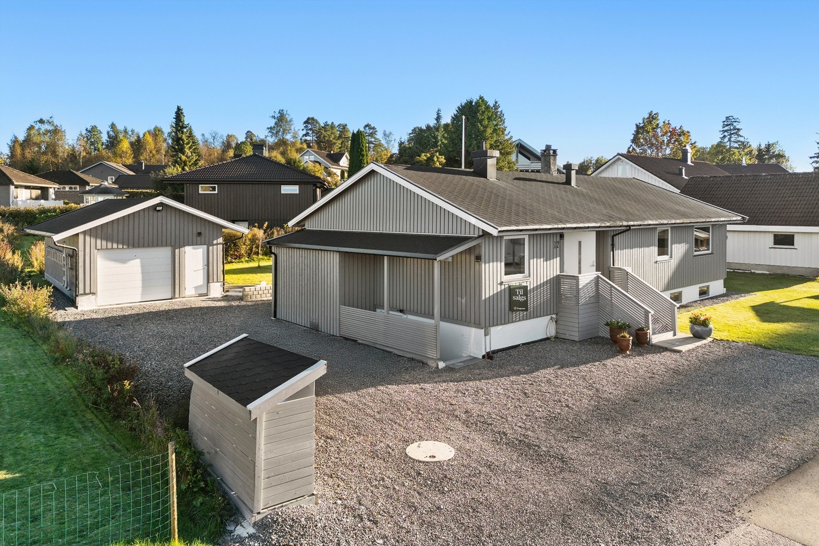 Romslig gårdsplass med god plass til mange biler Galleribilde