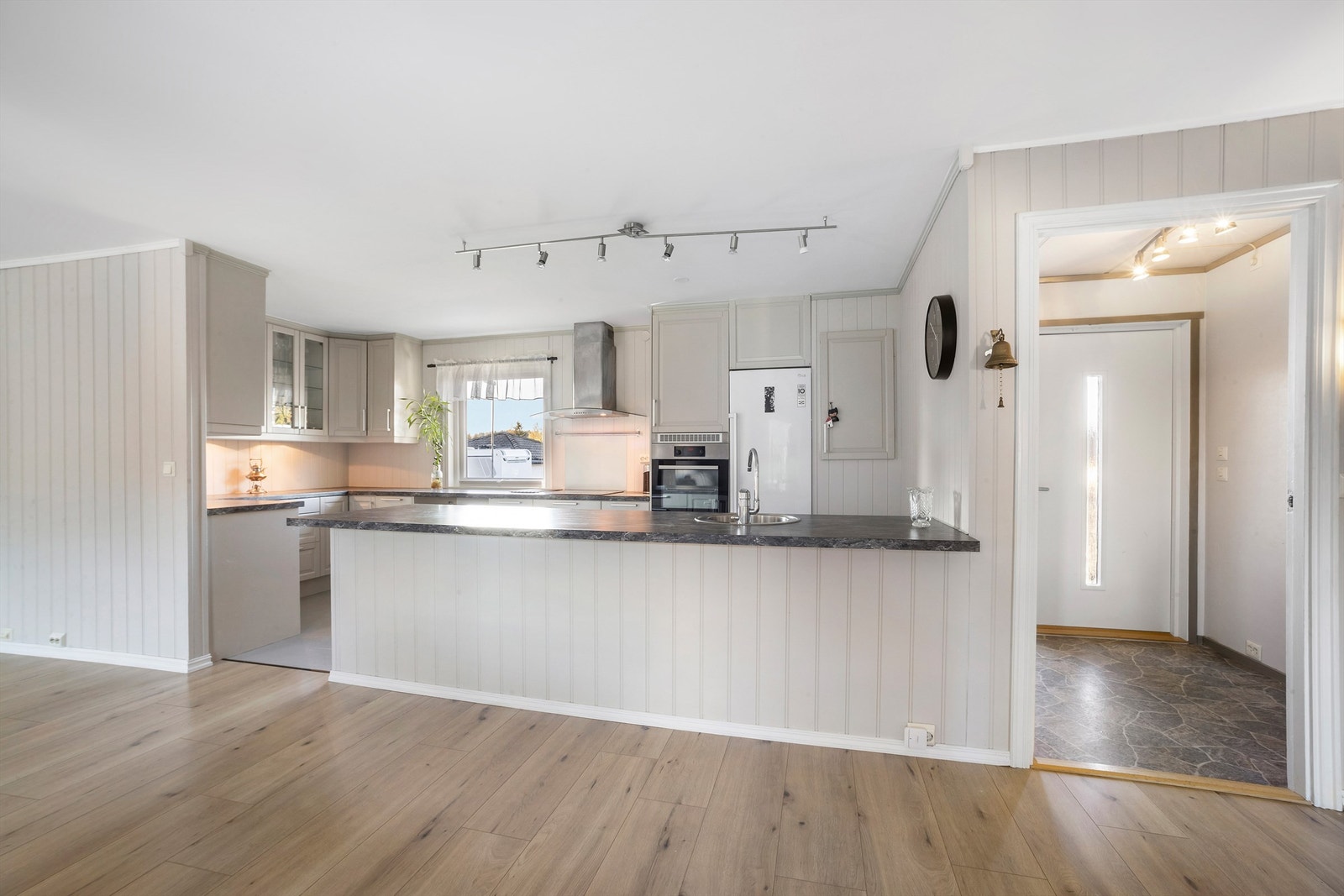 Stort kjøkkenet med delvis åpen løsning mot stue/spisestue Galleribilde