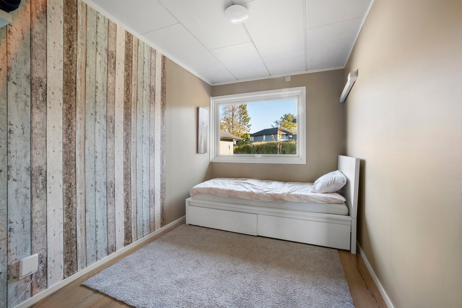 Soverom 2, med vegger malt i tidsriktig farge og pyntevegg med tapet, etterligning av tre Galleribilde